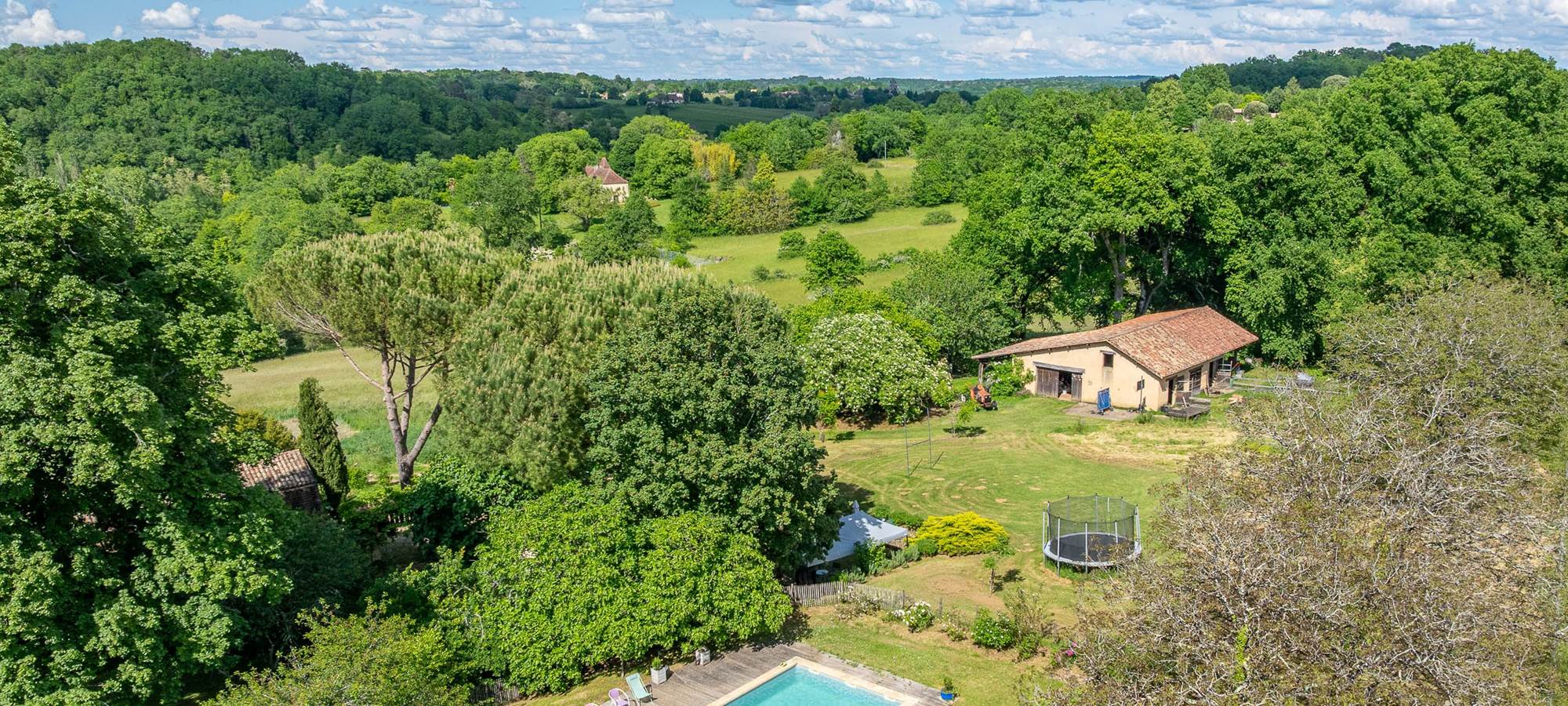 Domaine INYAQAB Cause de Clérans gîte et cabanes perchées crédit photo logadrone