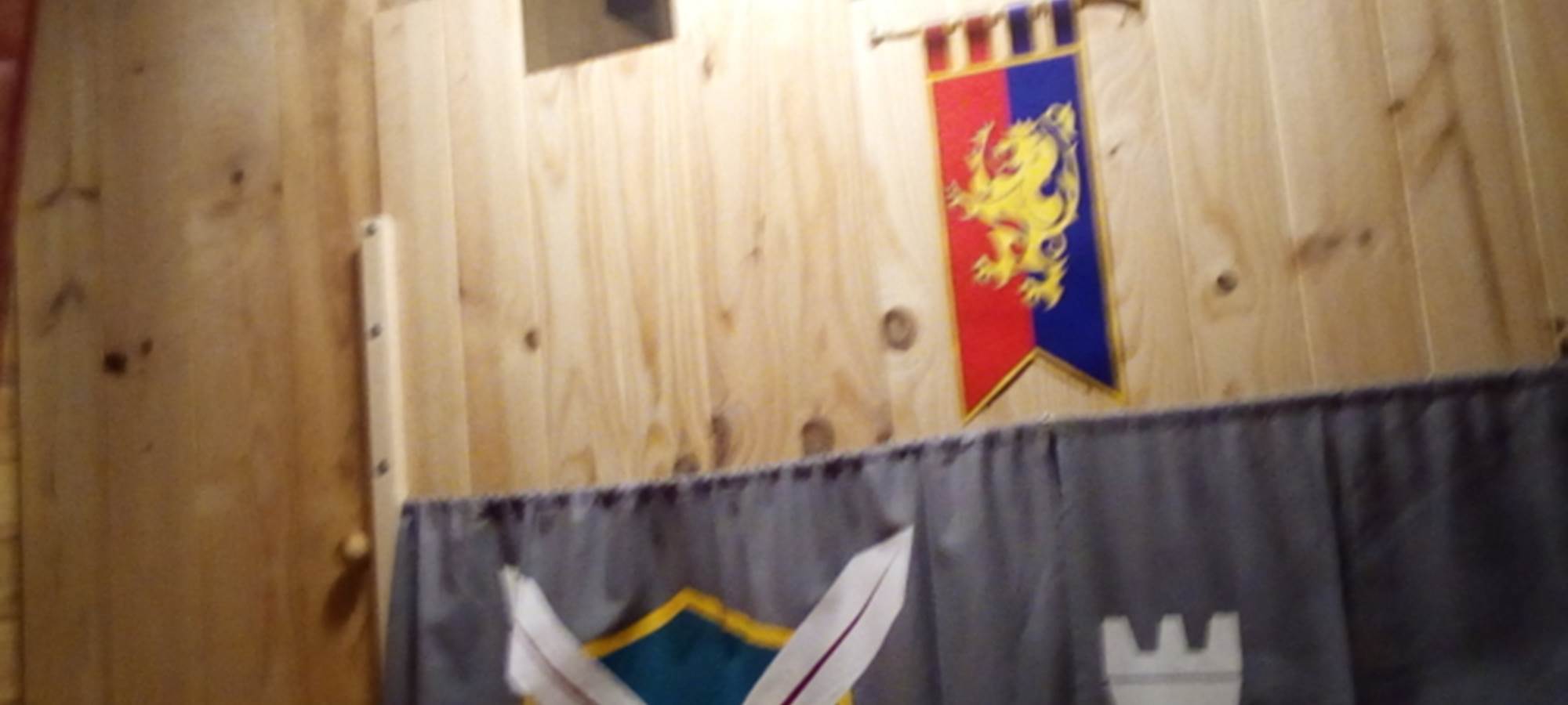 château intérieur étage chambre 2 chevaliers et 1 princesse