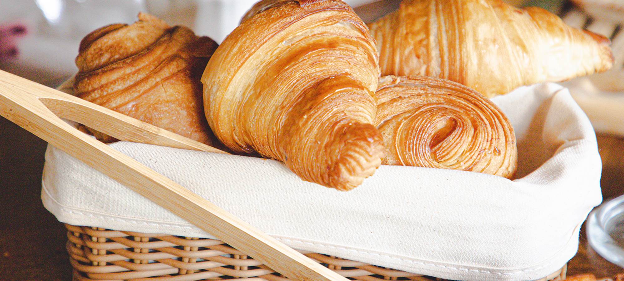 Le petit déjeuner vous sera servi dans la salle à manger. Viennoiserie, pain frais, yaourts et gâteau faits maison, et chaque matin, c'est unique.