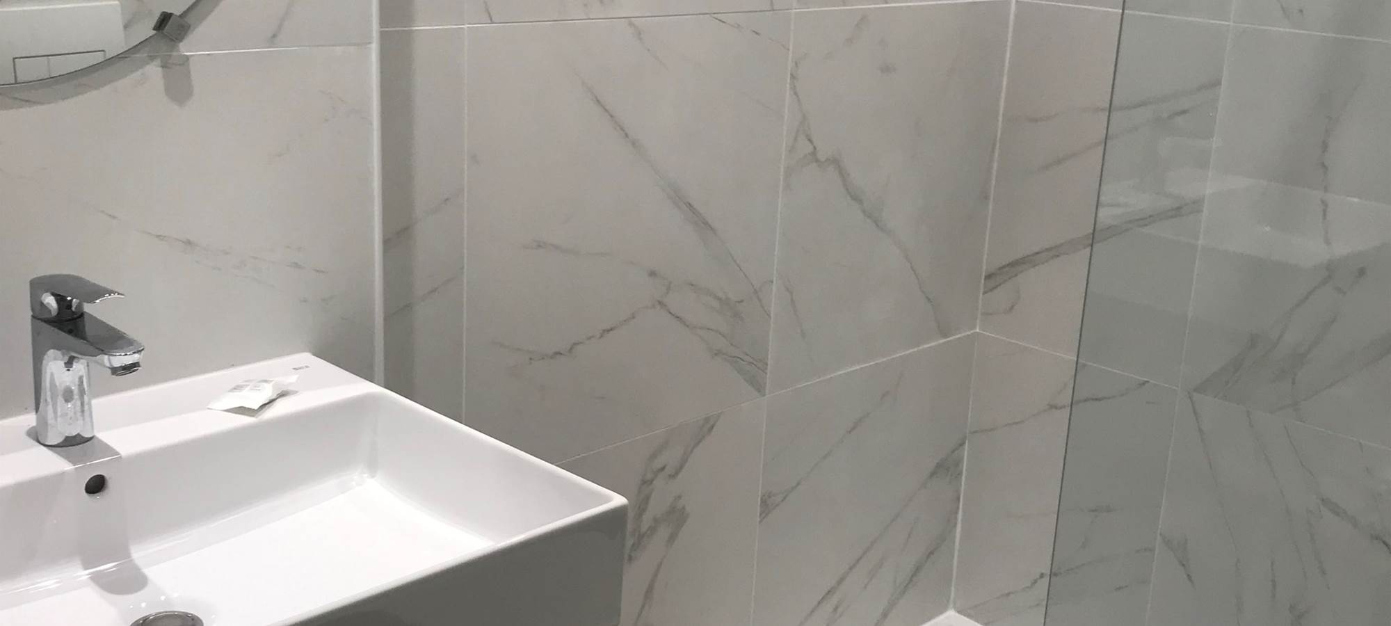 salle d'eau avec toilettes