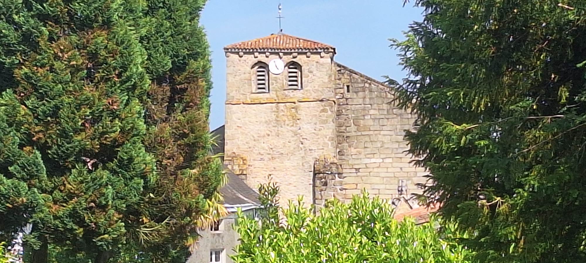 vue église Montournais proche du Puy du Fou