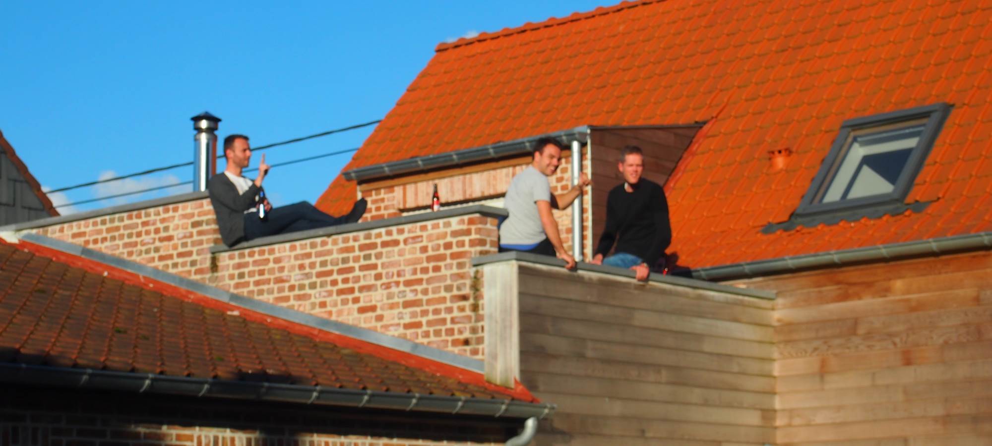 Visiteurs en détente sur terrasse de l'étage