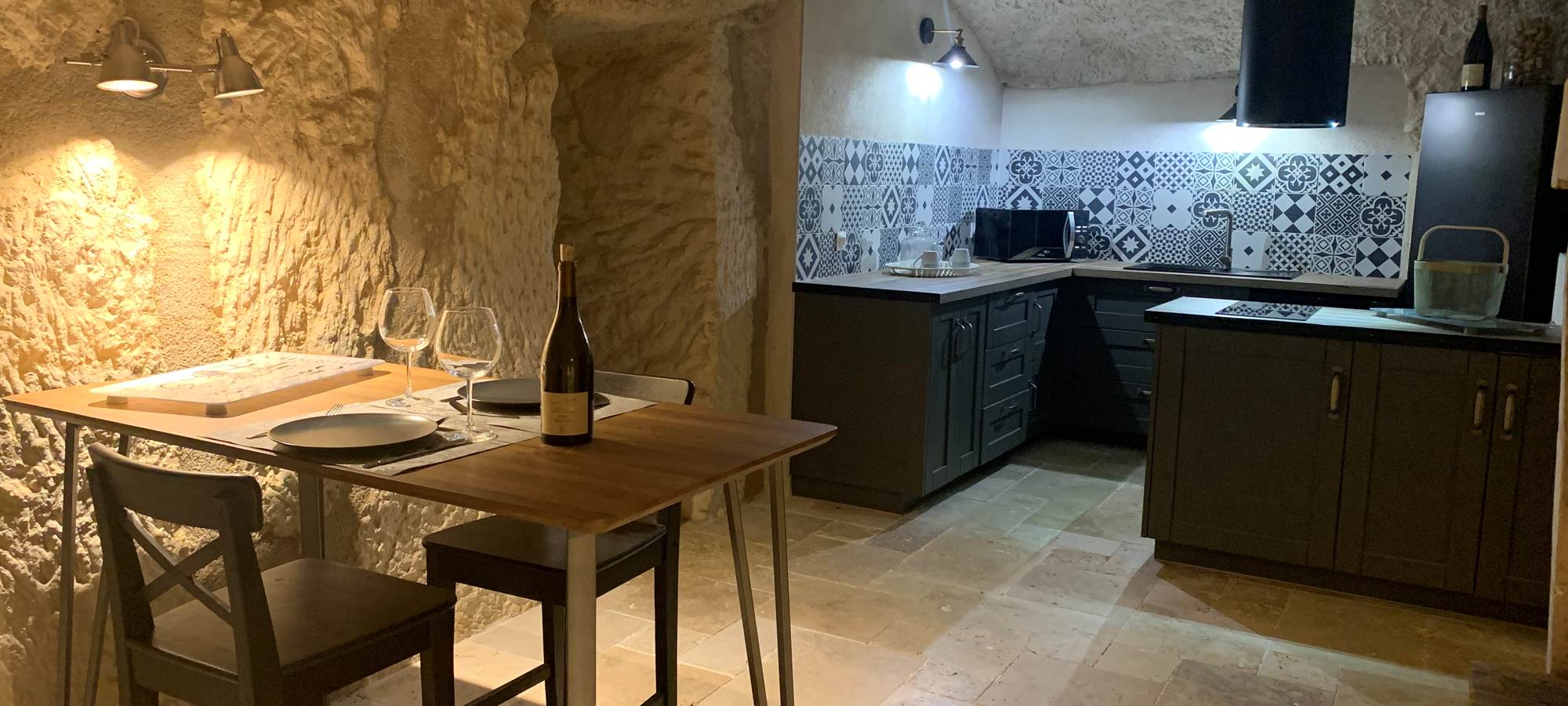 cuisine-equipee-troglodyte-gite-couple-chinon-touraine