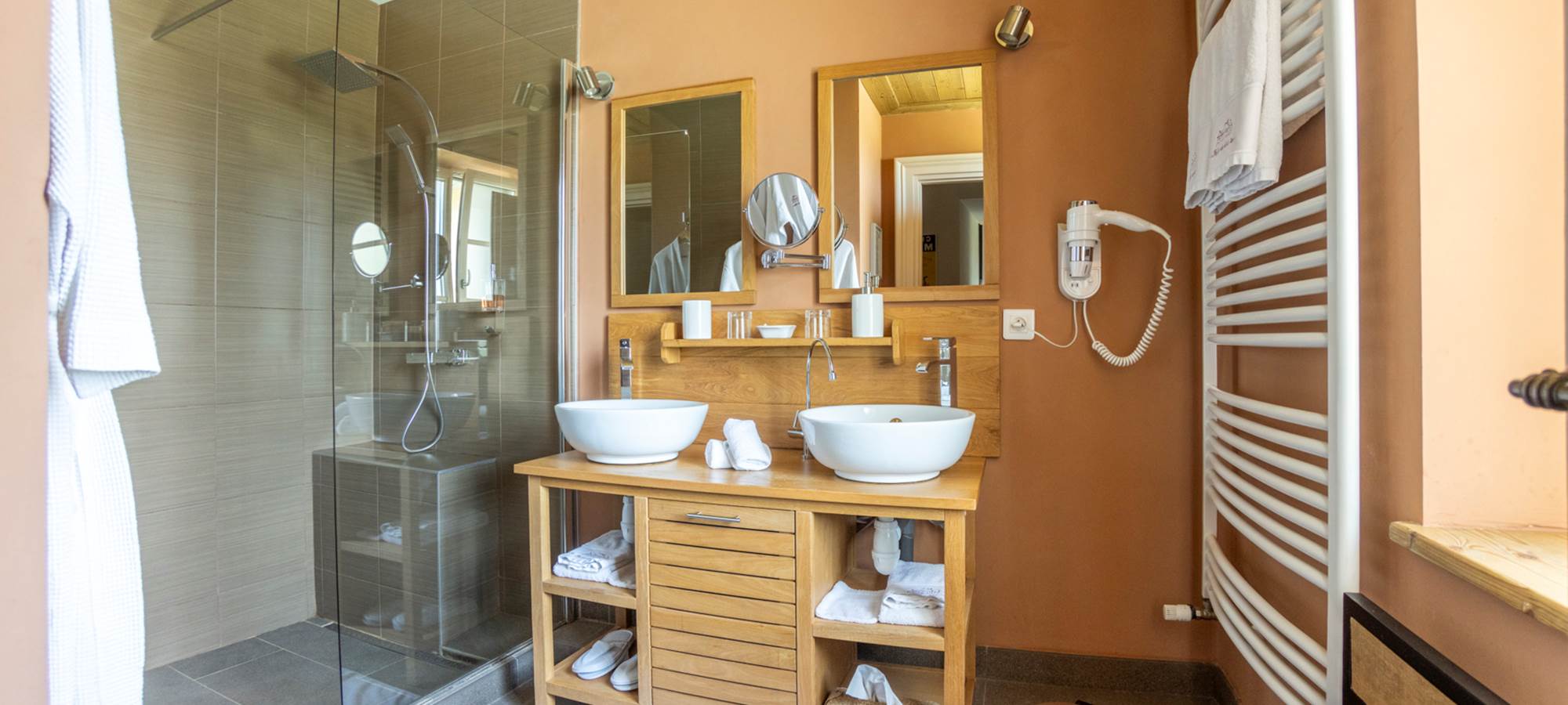 Plongez dans l'élégance de la salle de bain de la chambre Courbet