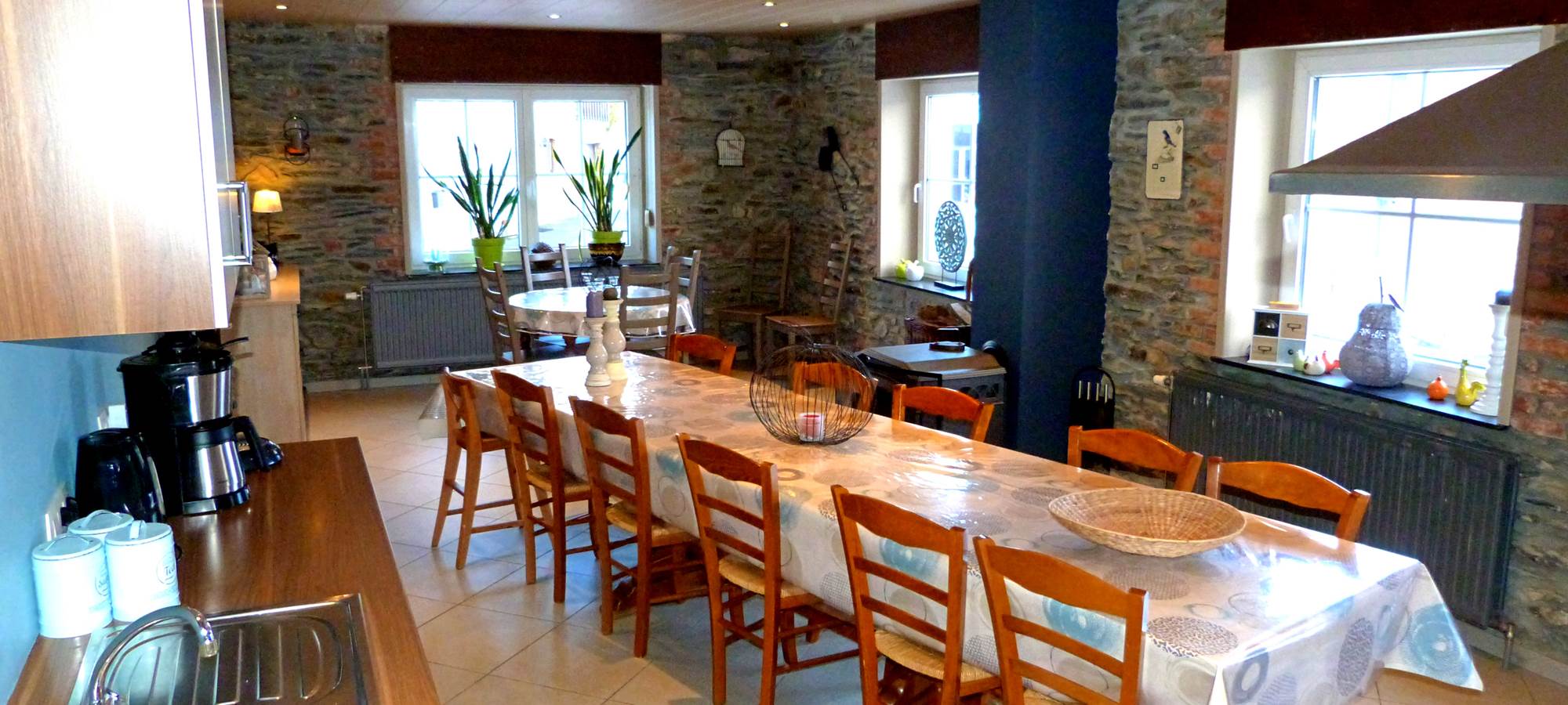 ardenne-le-logis- -séjour-équipé-grande-table