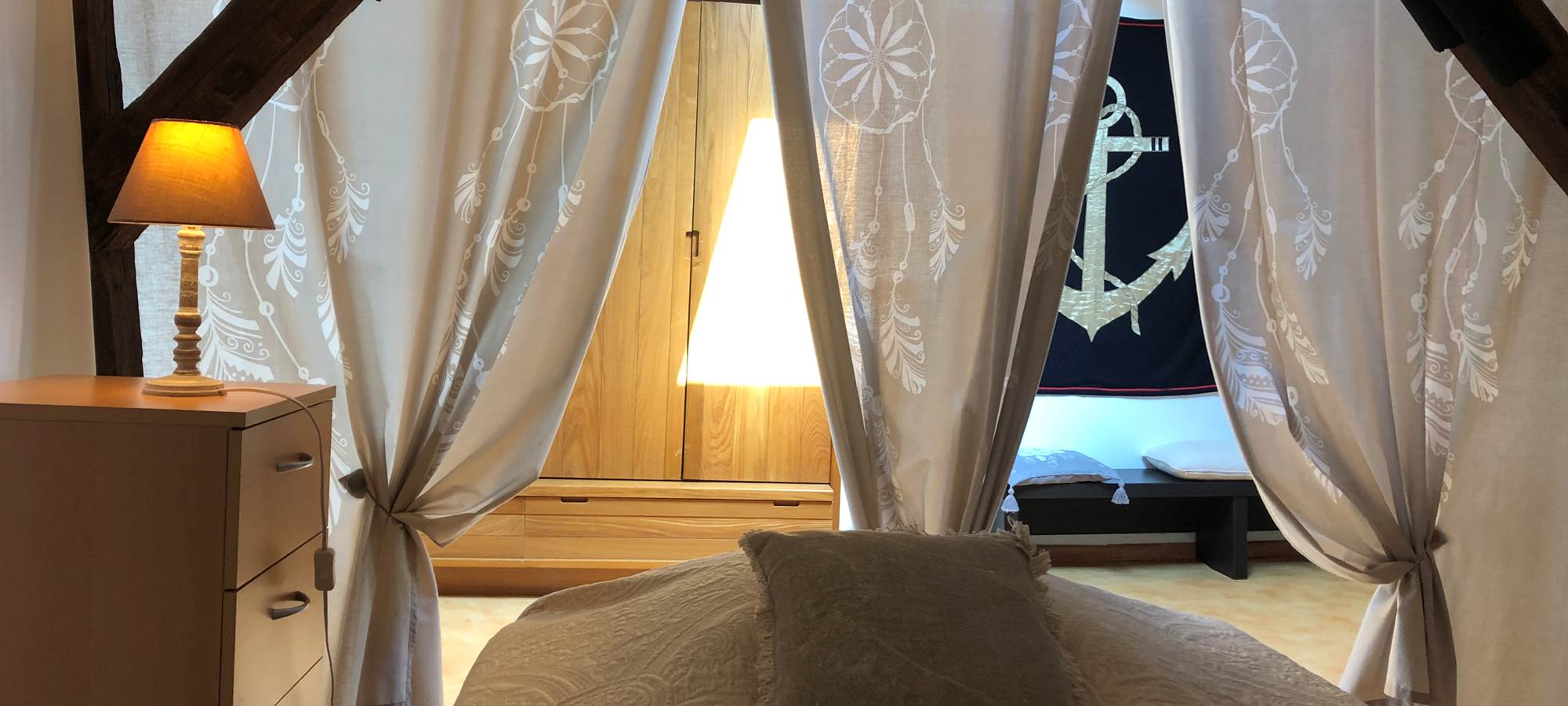 chambre dortoir 4 personnes à l'étage, climatisée, avec 2 lits en 120cm et 1 lit électrique en 140cm.