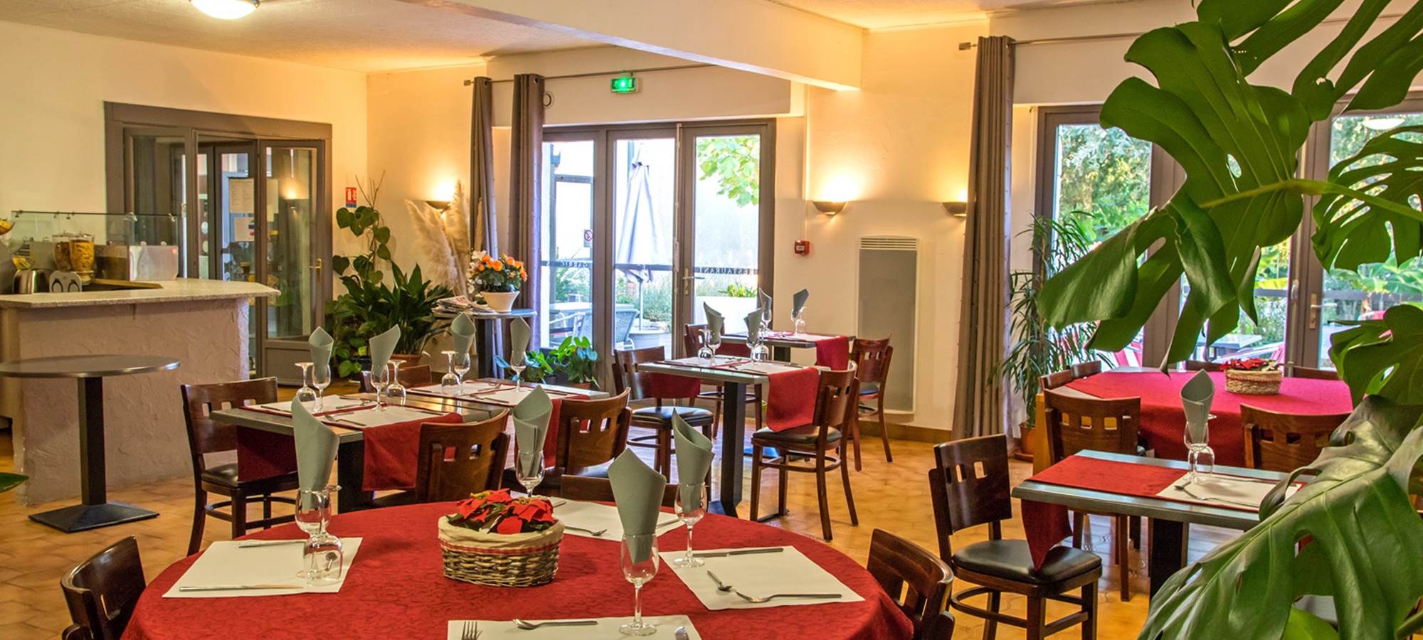 Salle restaurant, Hôtel Persedes, Hôtel Ardèche, Aubenas, Vallon Pont d'Arc