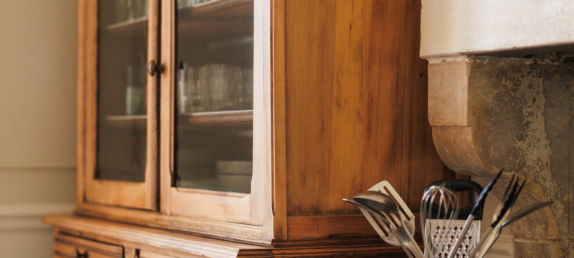 Vaisselier cuisine V gite de charme Le Quatre feuilles proche du Puy du Fou