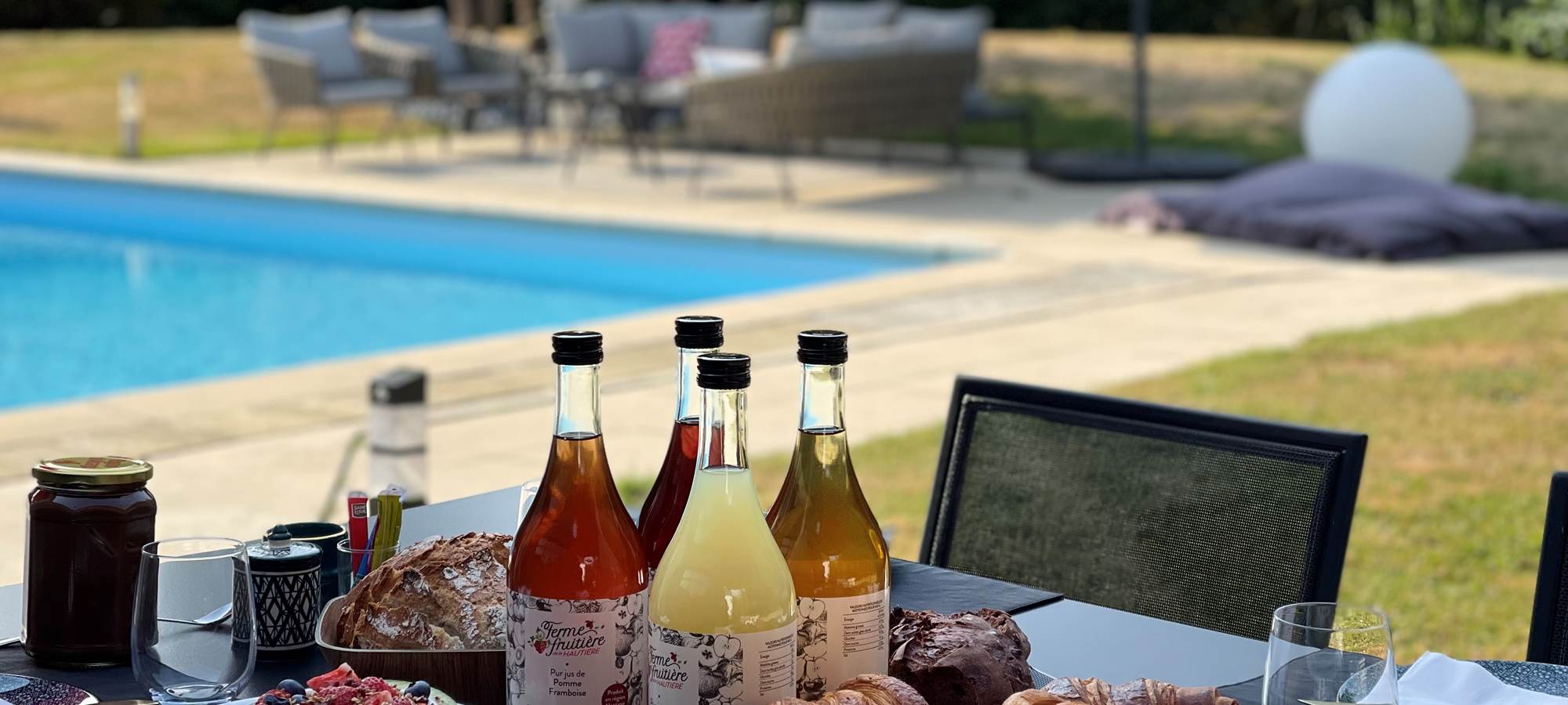 terrasse petit déjeuner face piscine