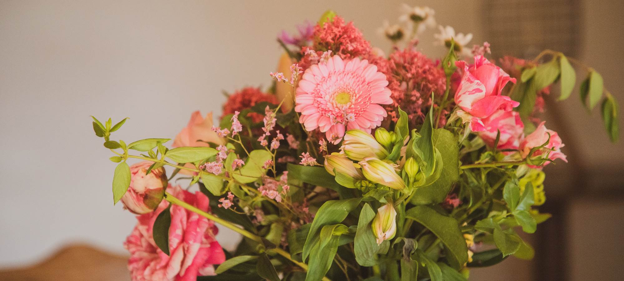 Un bouquet de fleurs capturé dans toute sa simplicité et sa beauté