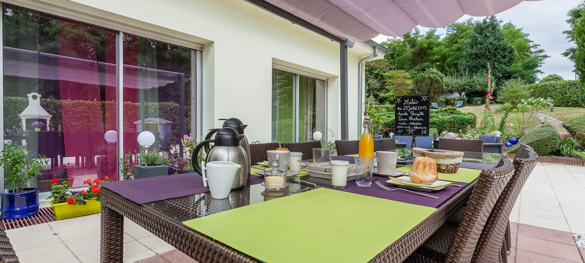 Petit-déjeuner sur la terrasse