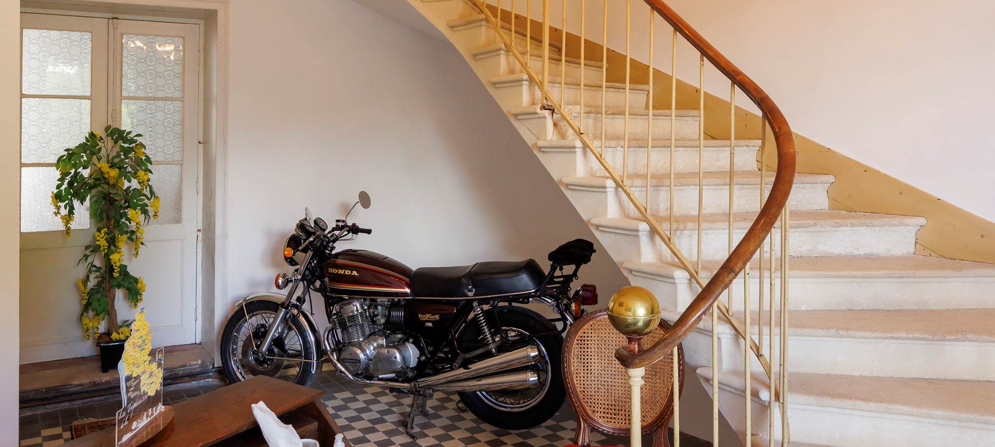 L'entrée et l'escalier des chambres d'hôtes