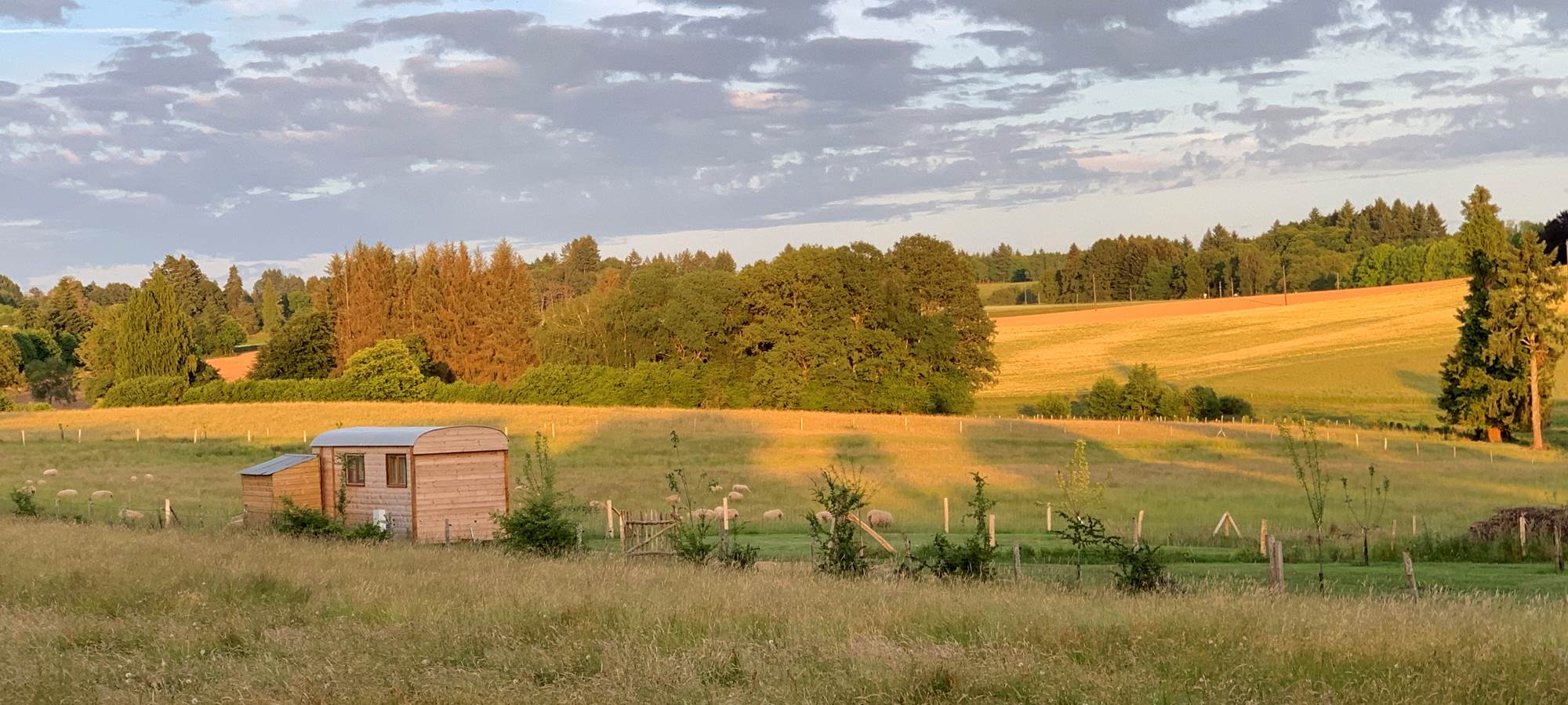 Les terres de la chouette, la roulotte dans la prairie