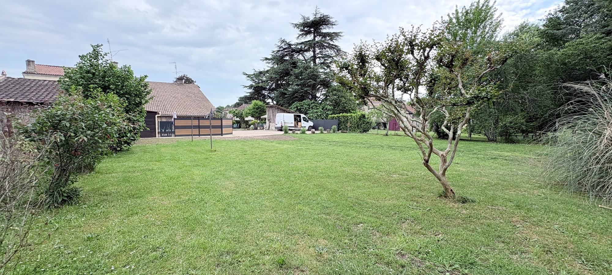 Vue domaine depuis jardin