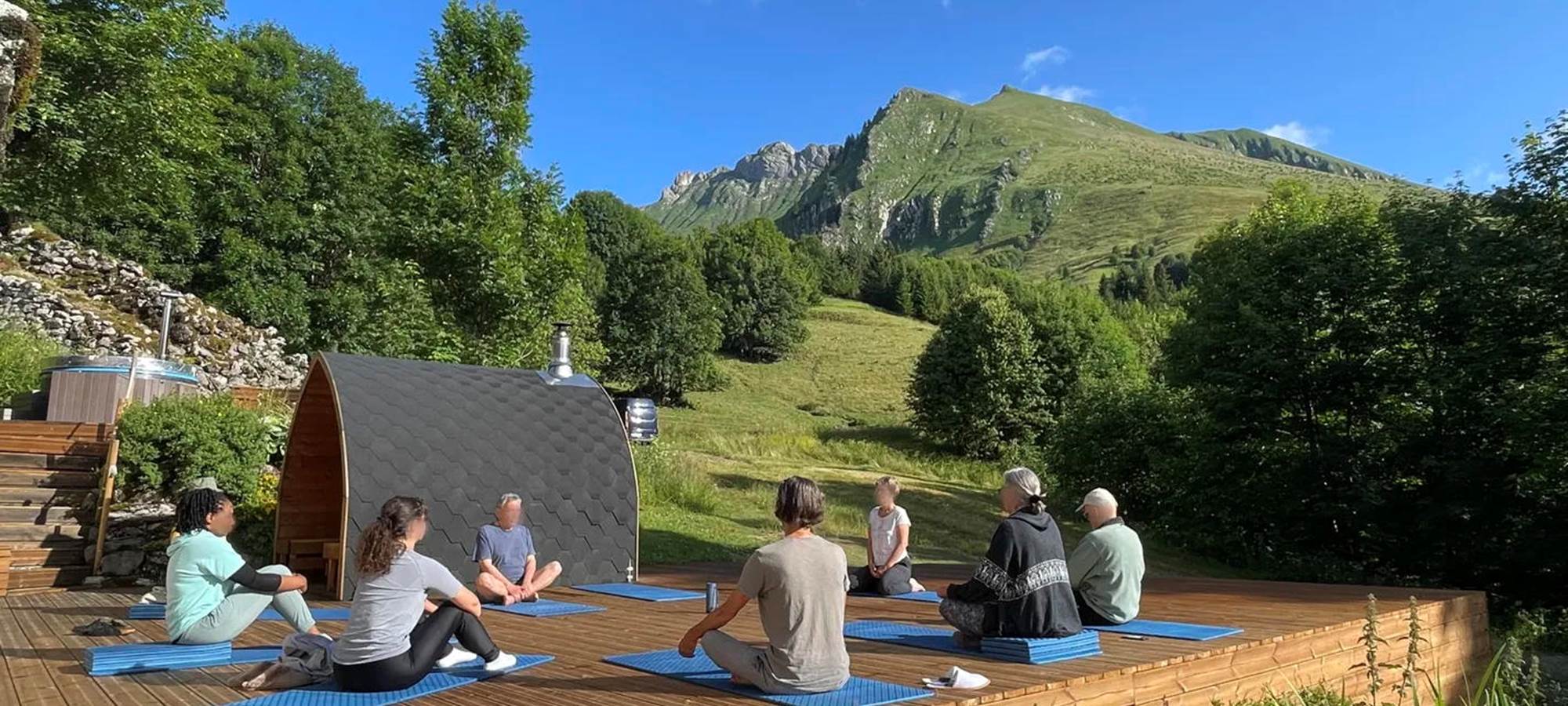 Profitez d'un éveil matinal sur la terrasse extérieure face à la montagne.