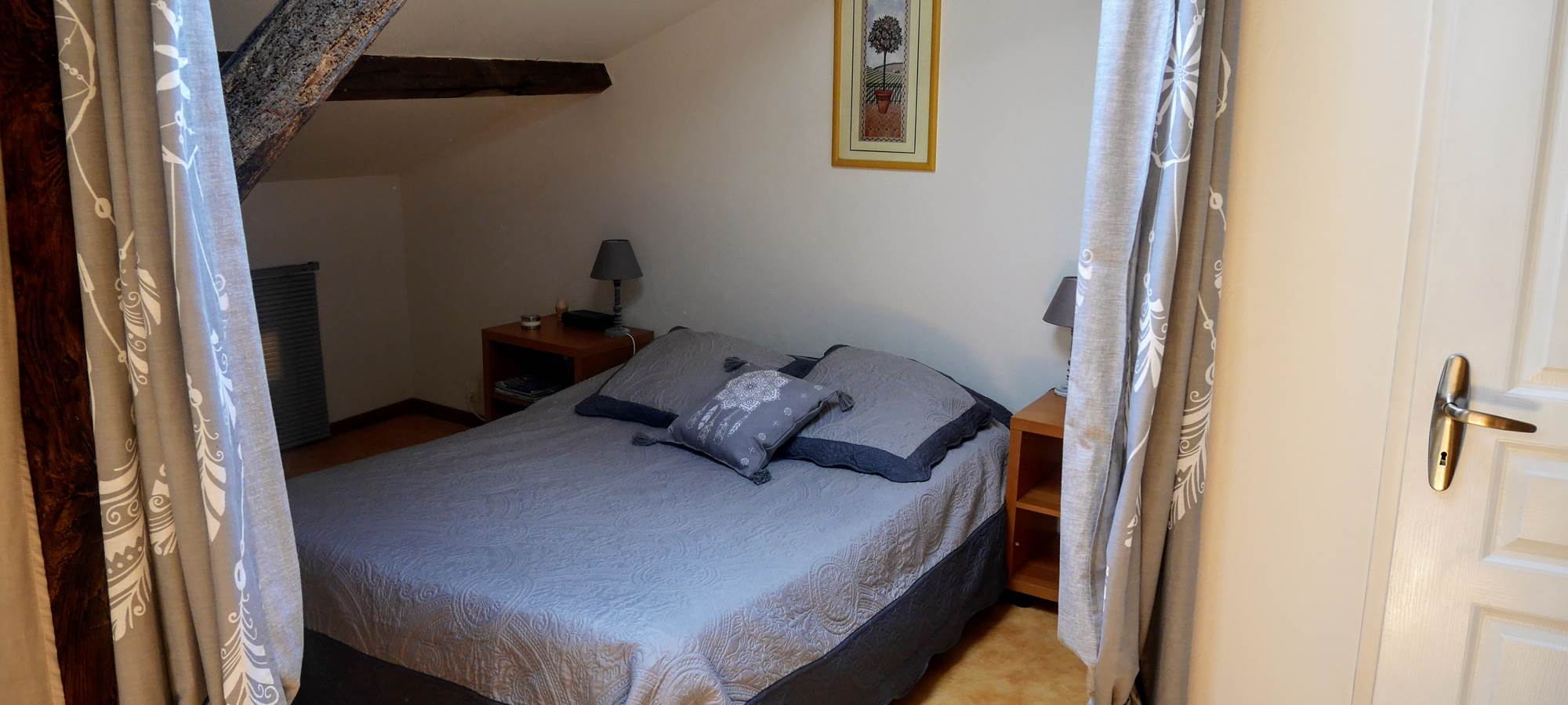 chambre 5, chambre dortoir  à l'étage. 2 lits en 120 + 1 lit électrique en 140