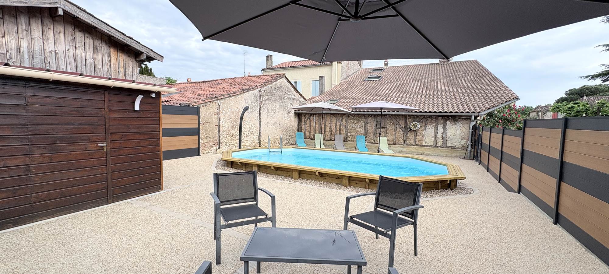 Piscine - transats - salon jardin - parasol