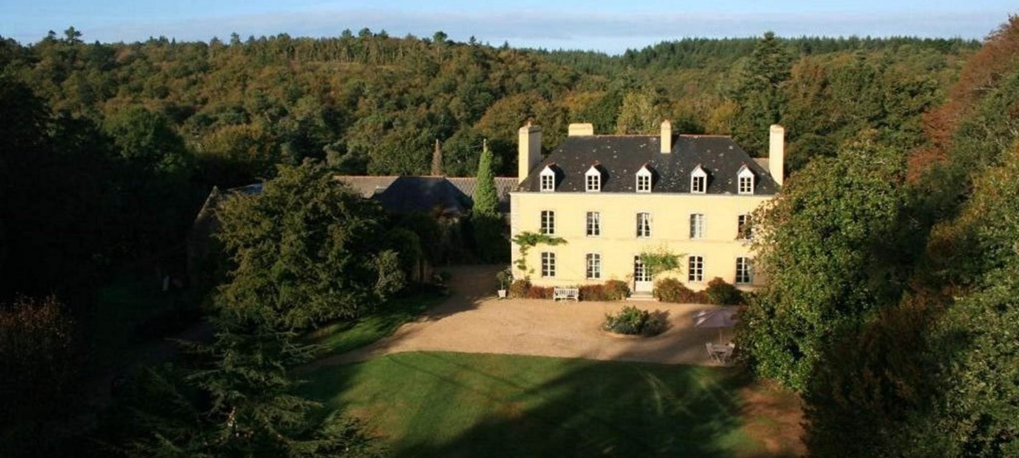 Le manoir à l'orée de la forêt, de belles balades en perspective