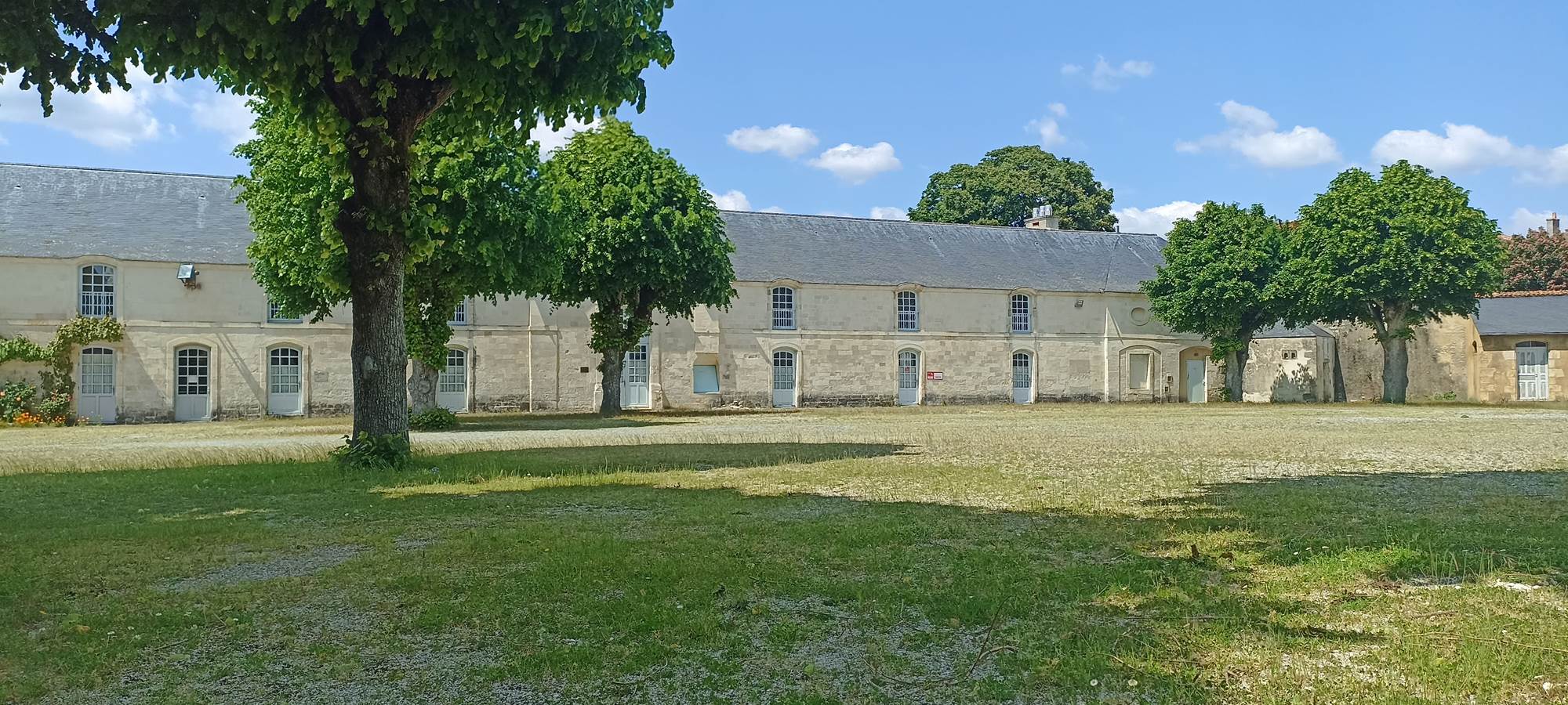 Halte jacquaire St Jean d'Y - Cour vue hébergement