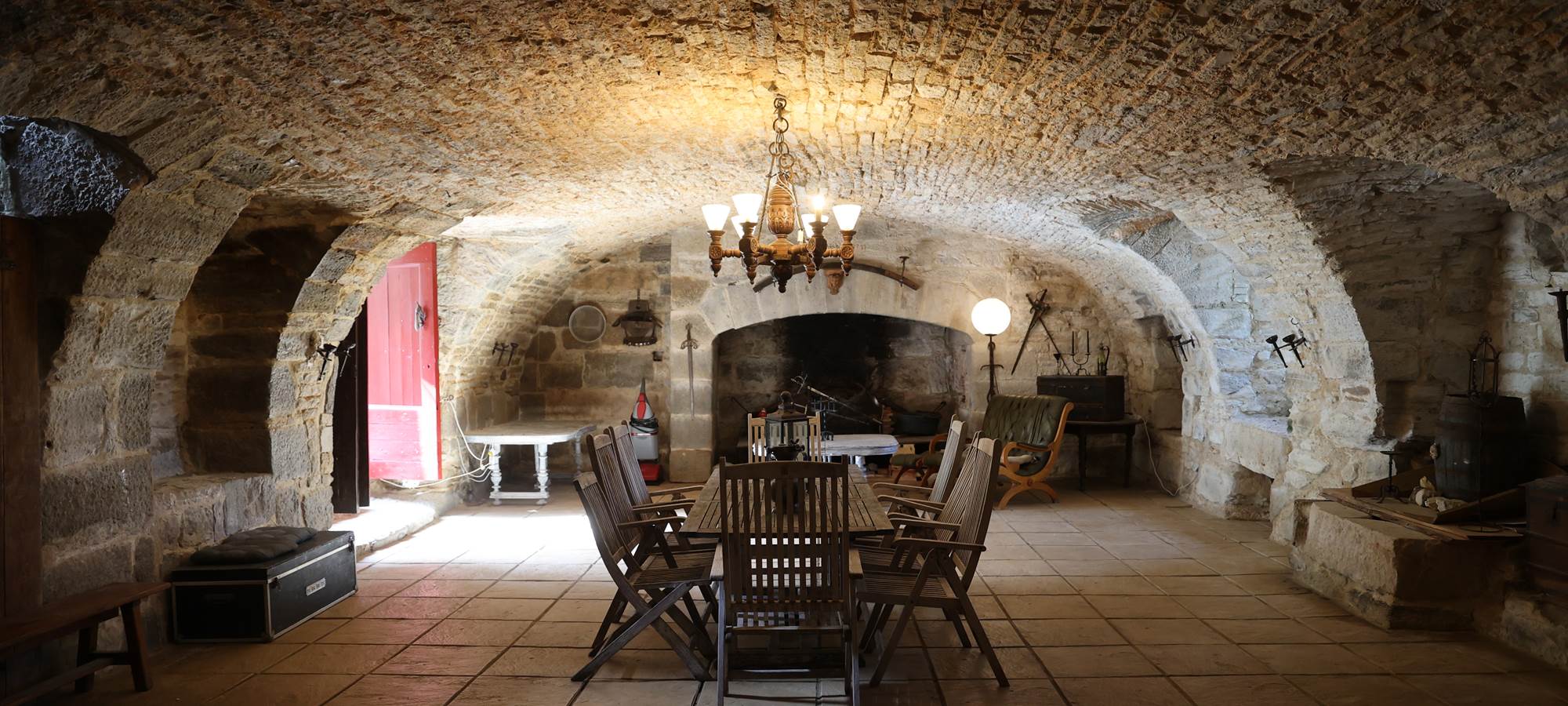 Salle voûtée en pierre du Château de Saint-Chamarand dans le Lot, idéale pour événements et séjours de groupe