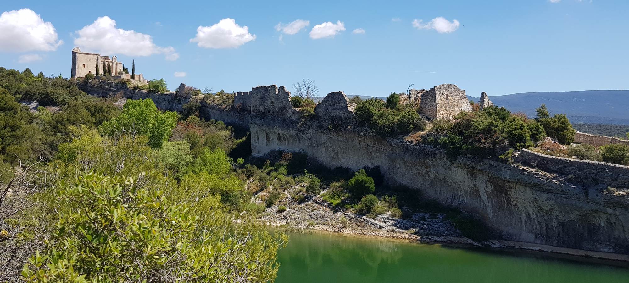 Chateau de Saint-Saturnin les Apt et son barrage