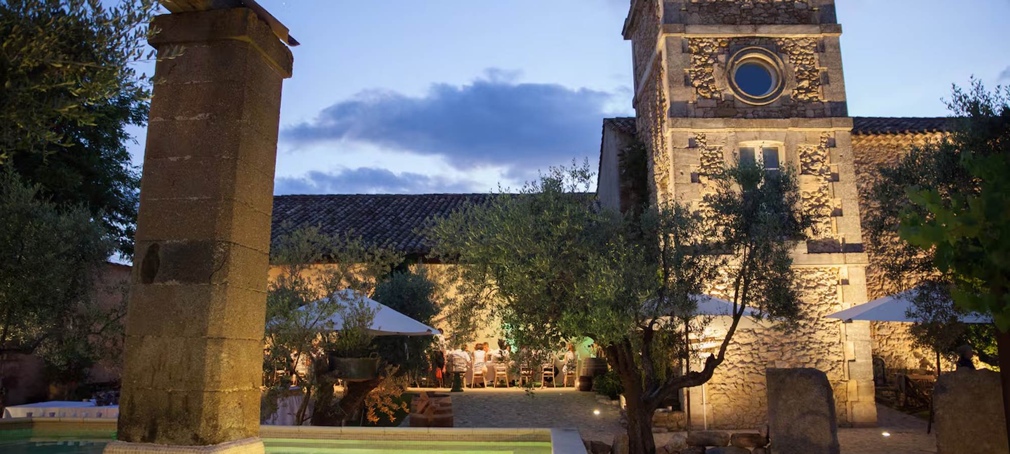 Moment de relaxation avec massage en extérieur dans un cadre paisible