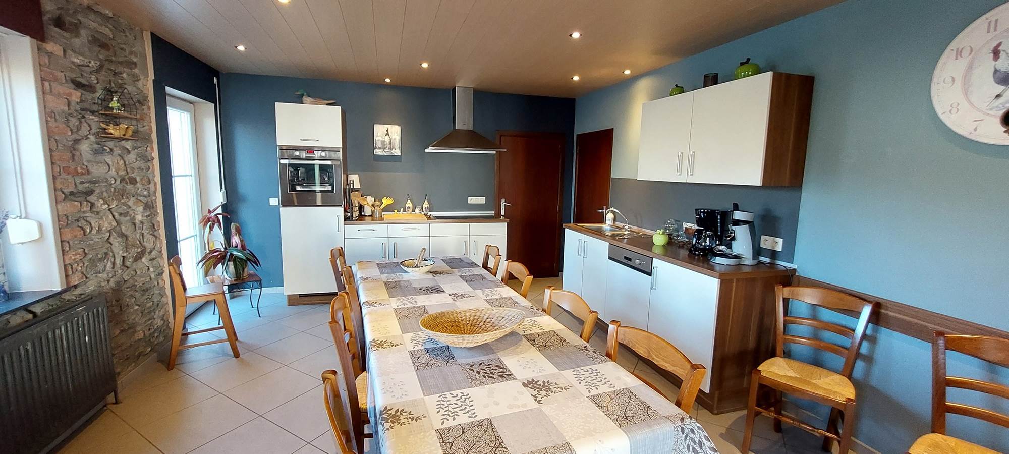 ardenne-le-logis-équipement-cuisine-table-pour-réception-en-famille