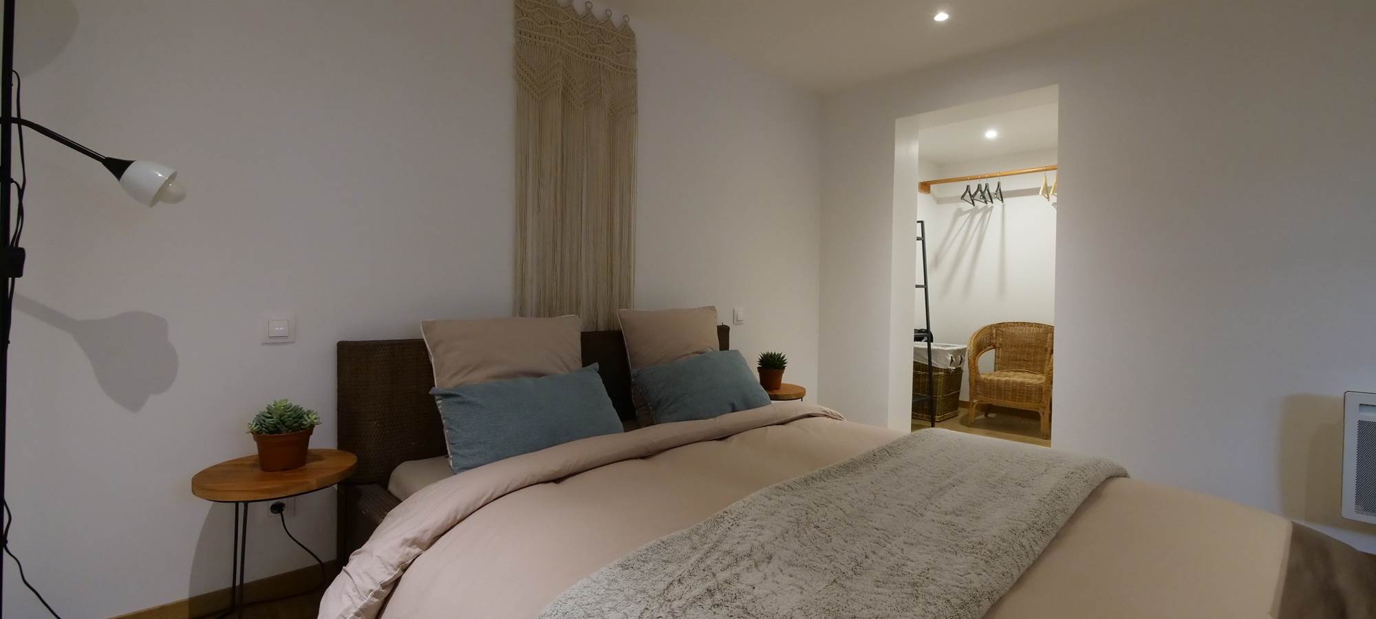 Grande chambre avec petit dressing