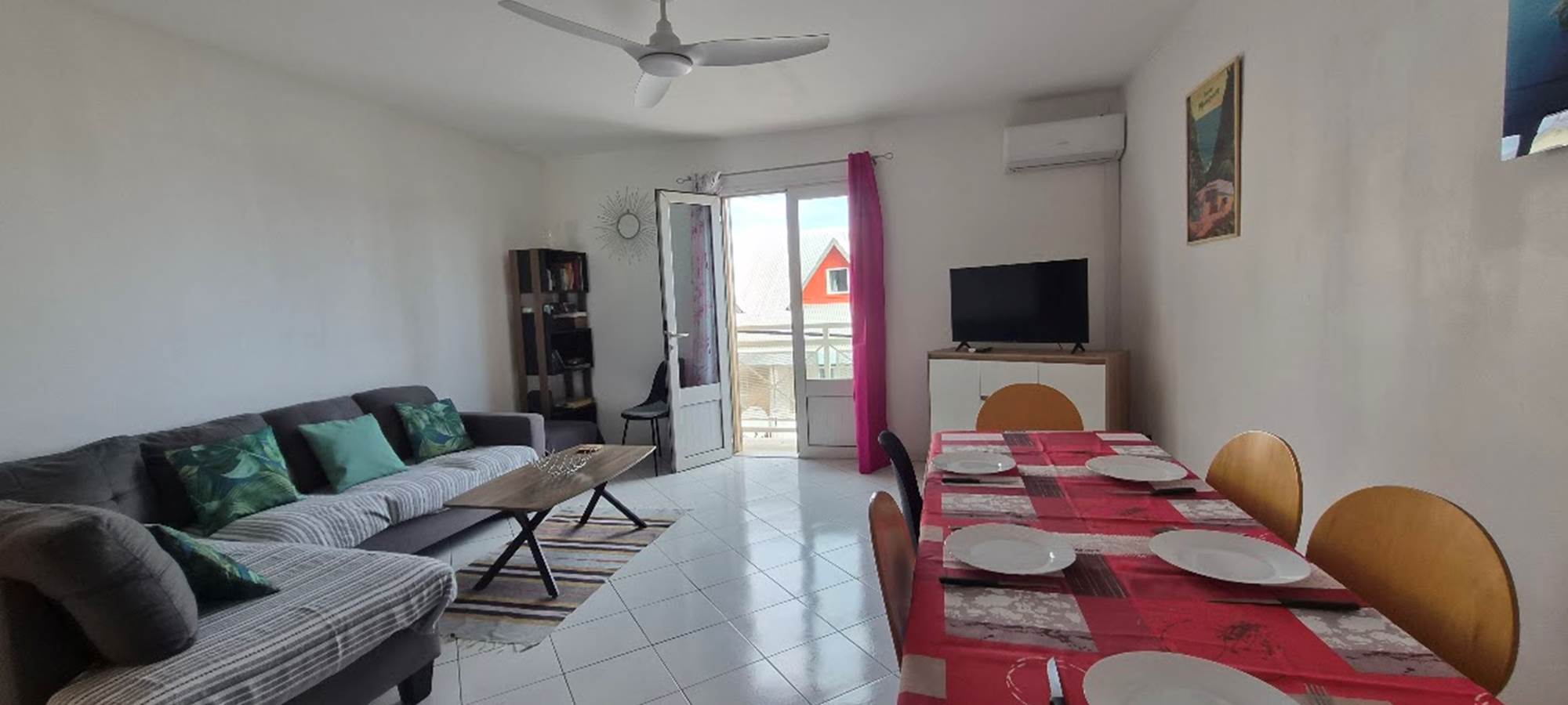 T3 séjour, TV, climatiseur et ventilateur