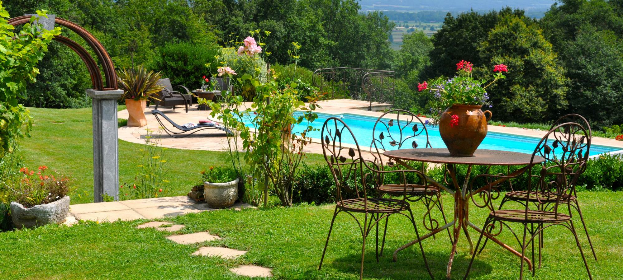 PISCINE FACE AUX PYRENEES