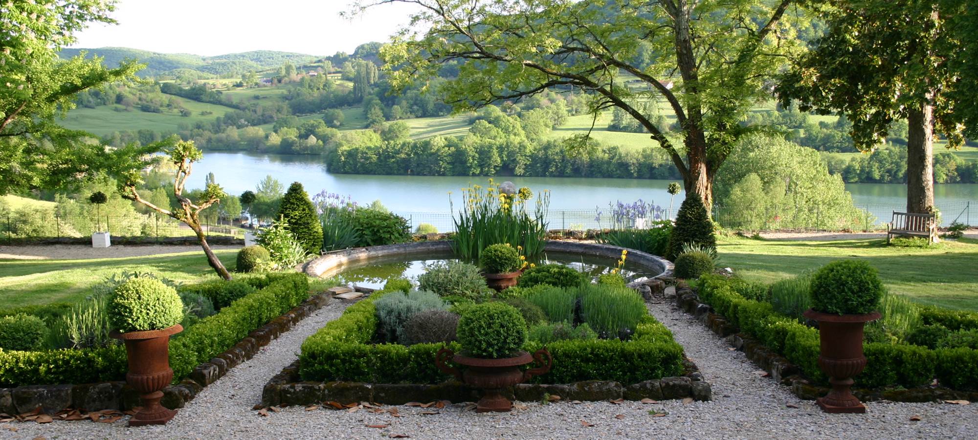 le parc avec la vue panoramique sur le lac du causse