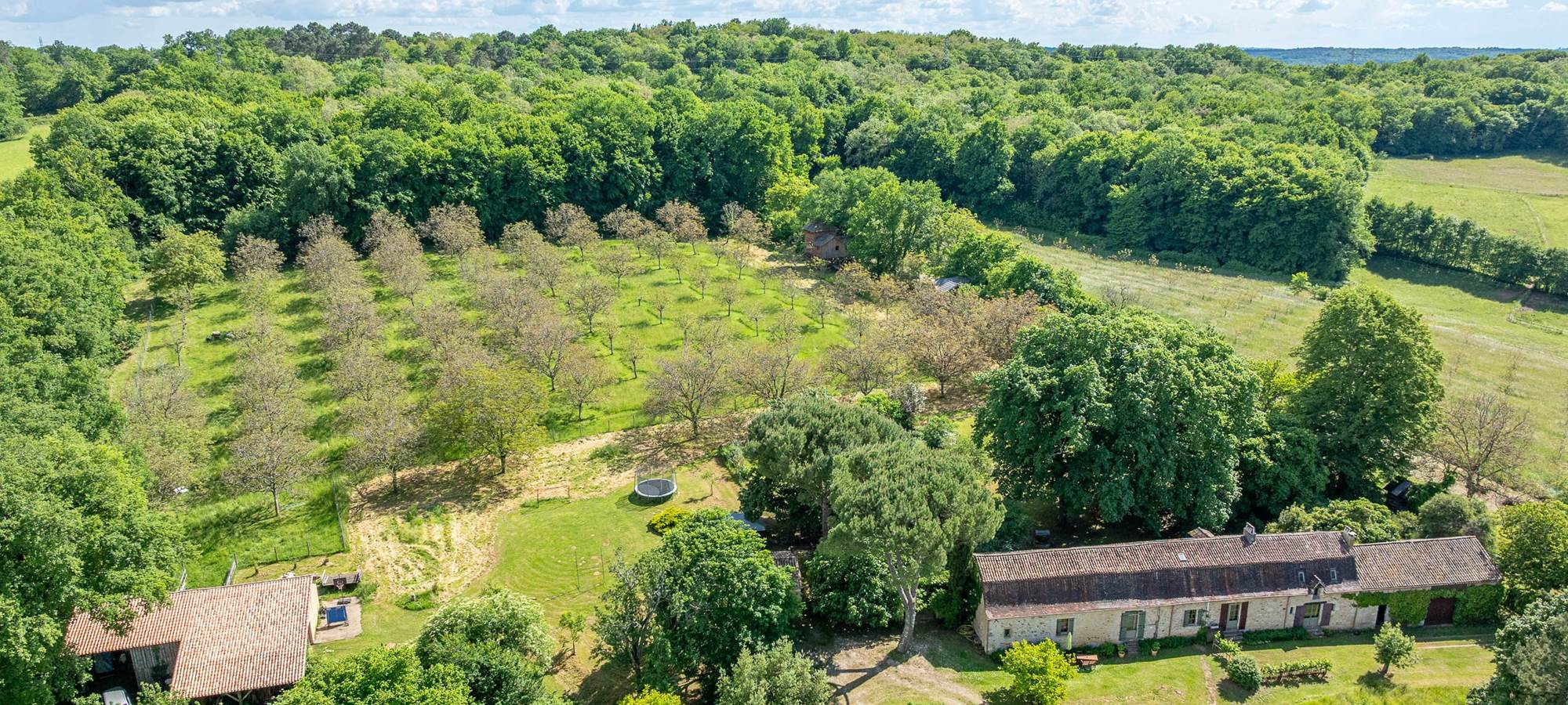 Domaine INYAQAB Cause de Clérans gîte et cabanes perchées crédit photo logadrone