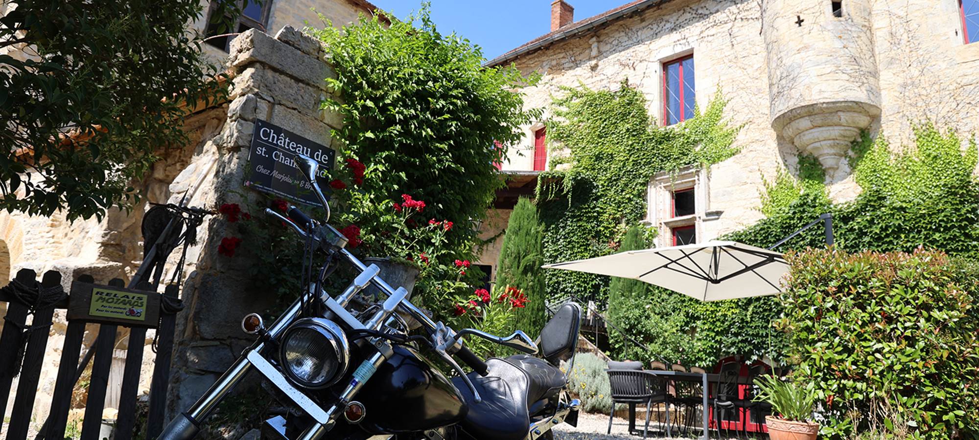 Pause au Relais Motards du Château de Saint-Chamarand, hébergement convivial pour motards dans le Lot