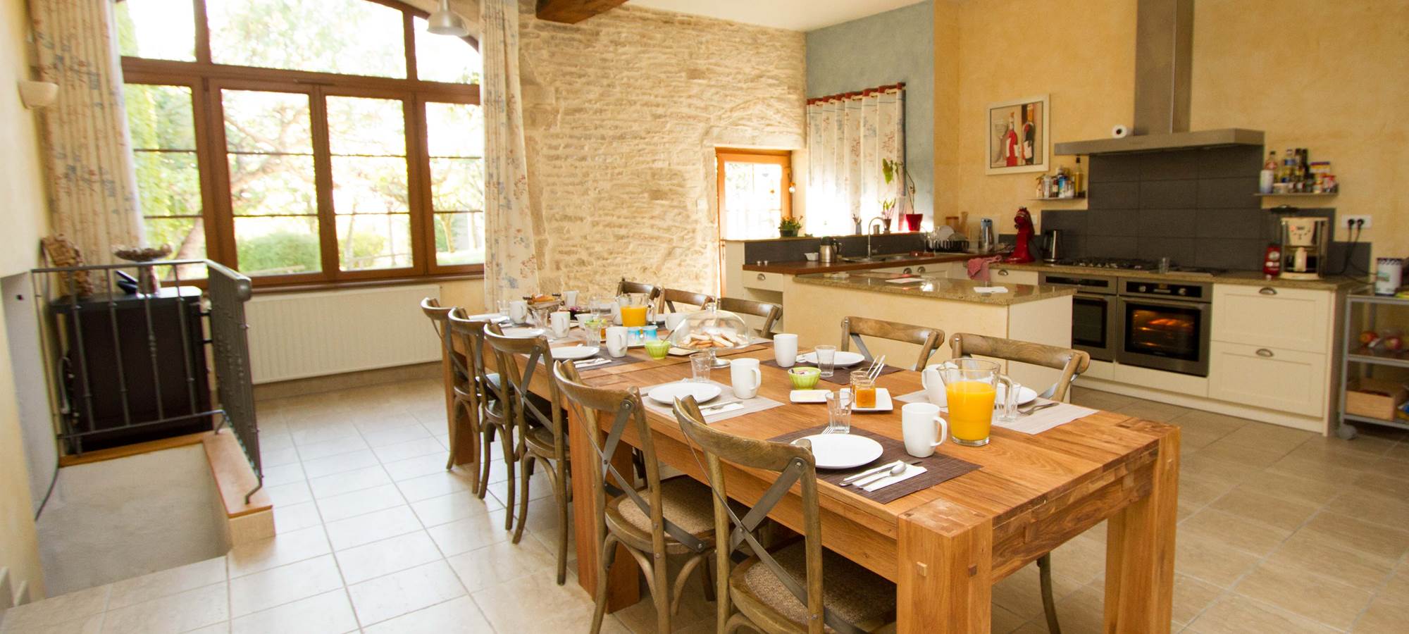 La Maison des Abeilles, salle à manger et salon à partager