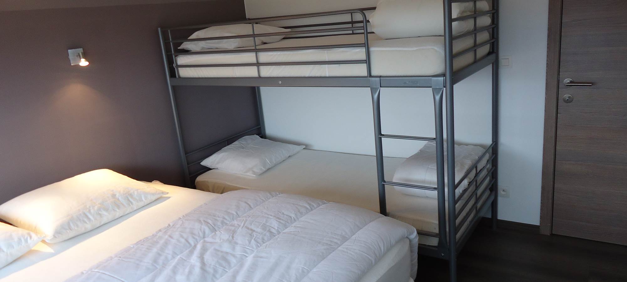 Chambre 2 avec lit double et lits superposés (photo 1)