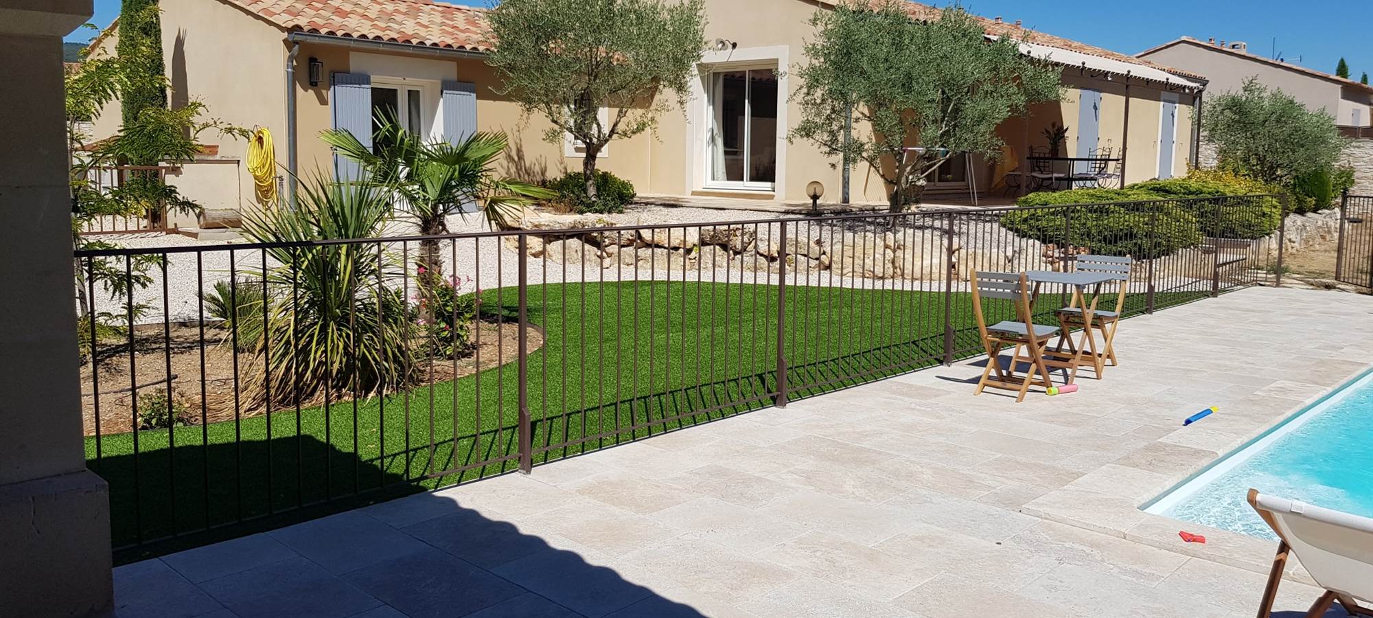 Gîtes Luberon Lub'heureux depuis la piscine sécurisée Provence