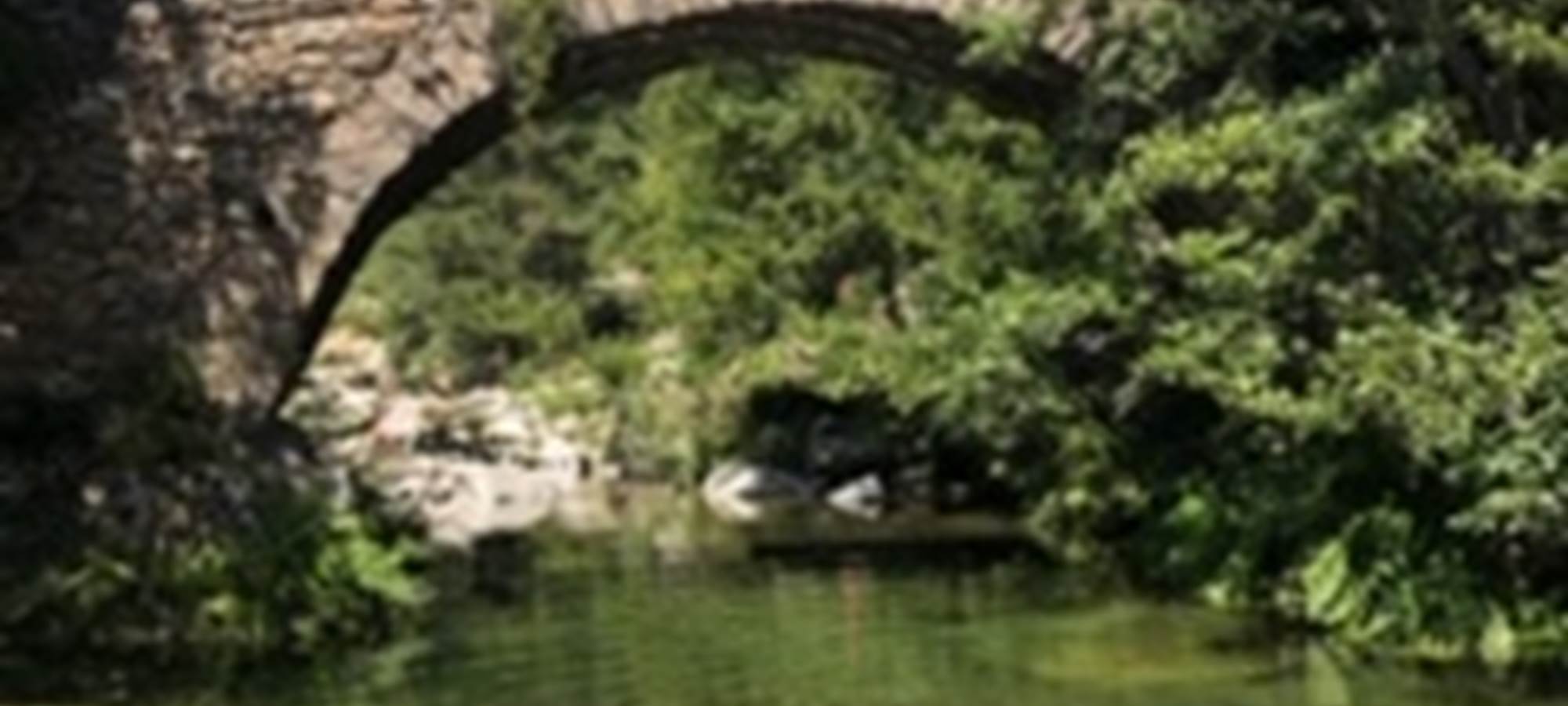 baignade en rivière/ pont génois