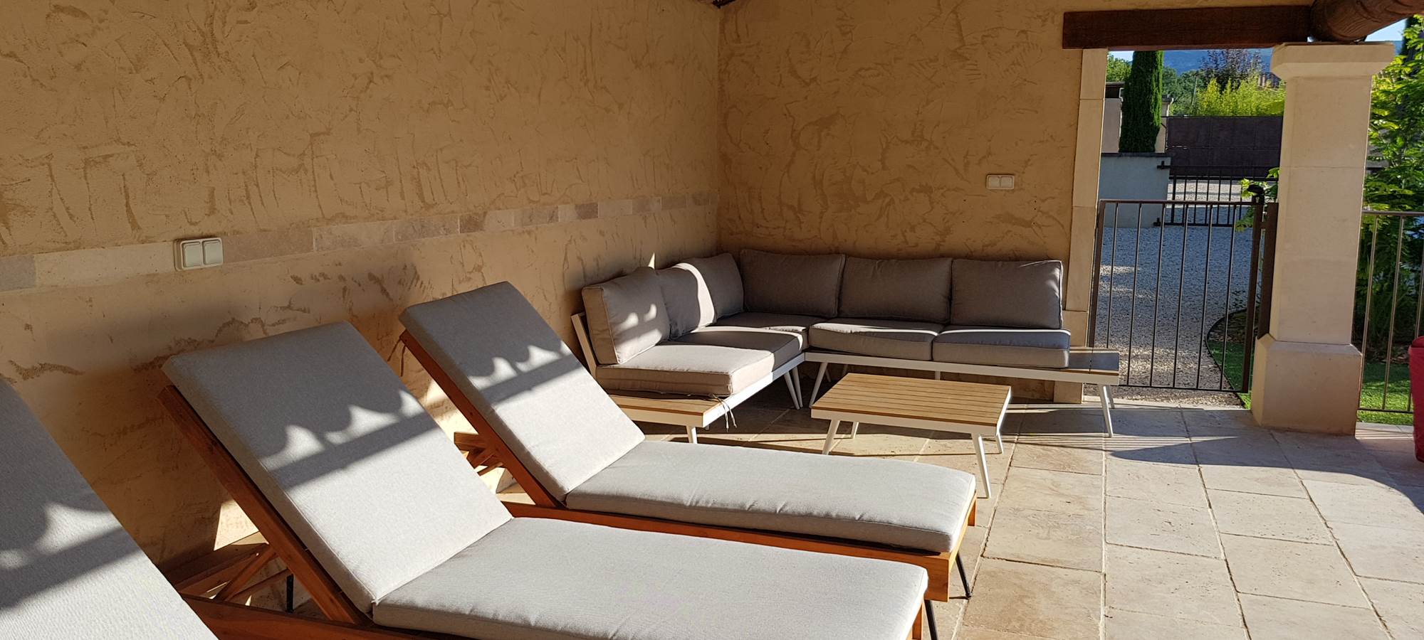 Pool house grand confort au soleil du matin, et à l'ombre le reste de la journée