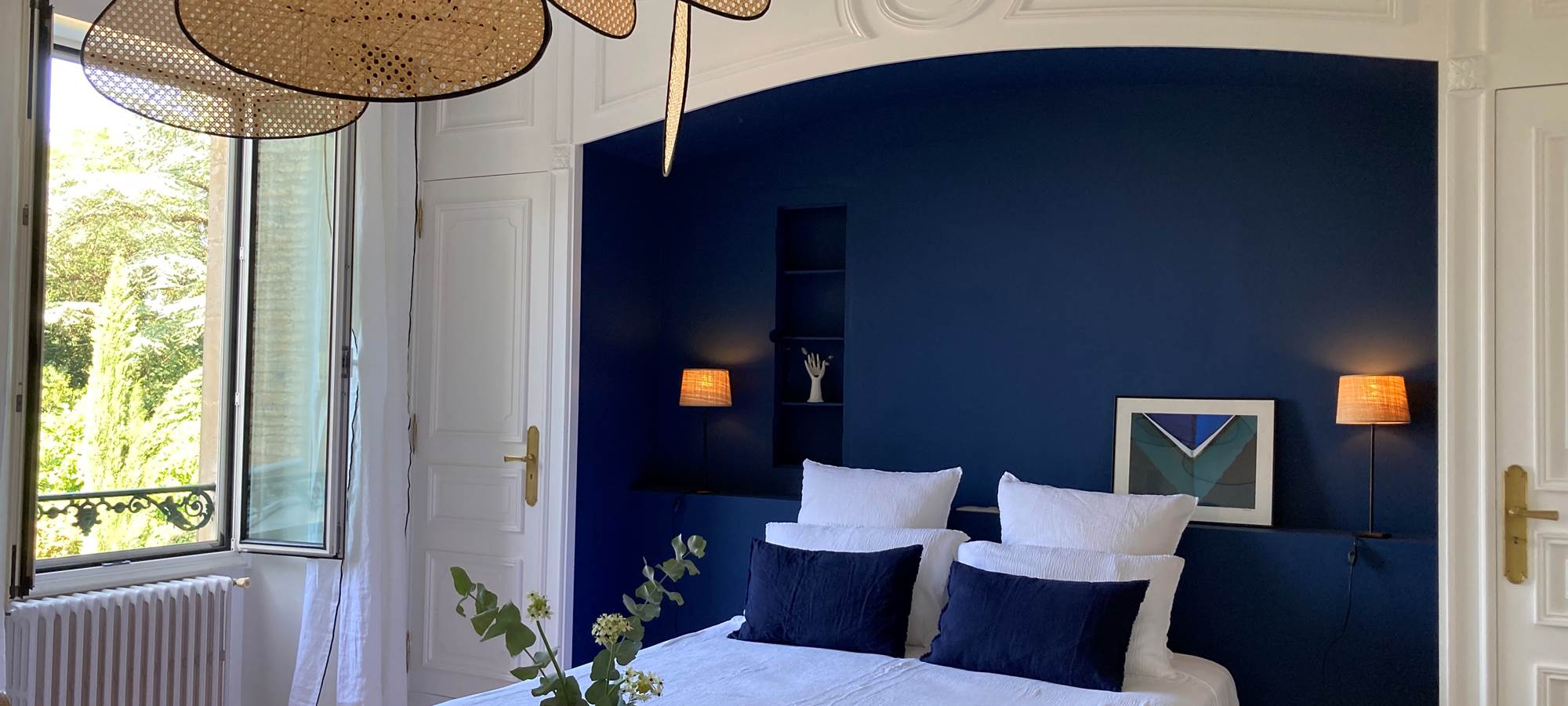 Chambre bleue avec vue sur le jardin