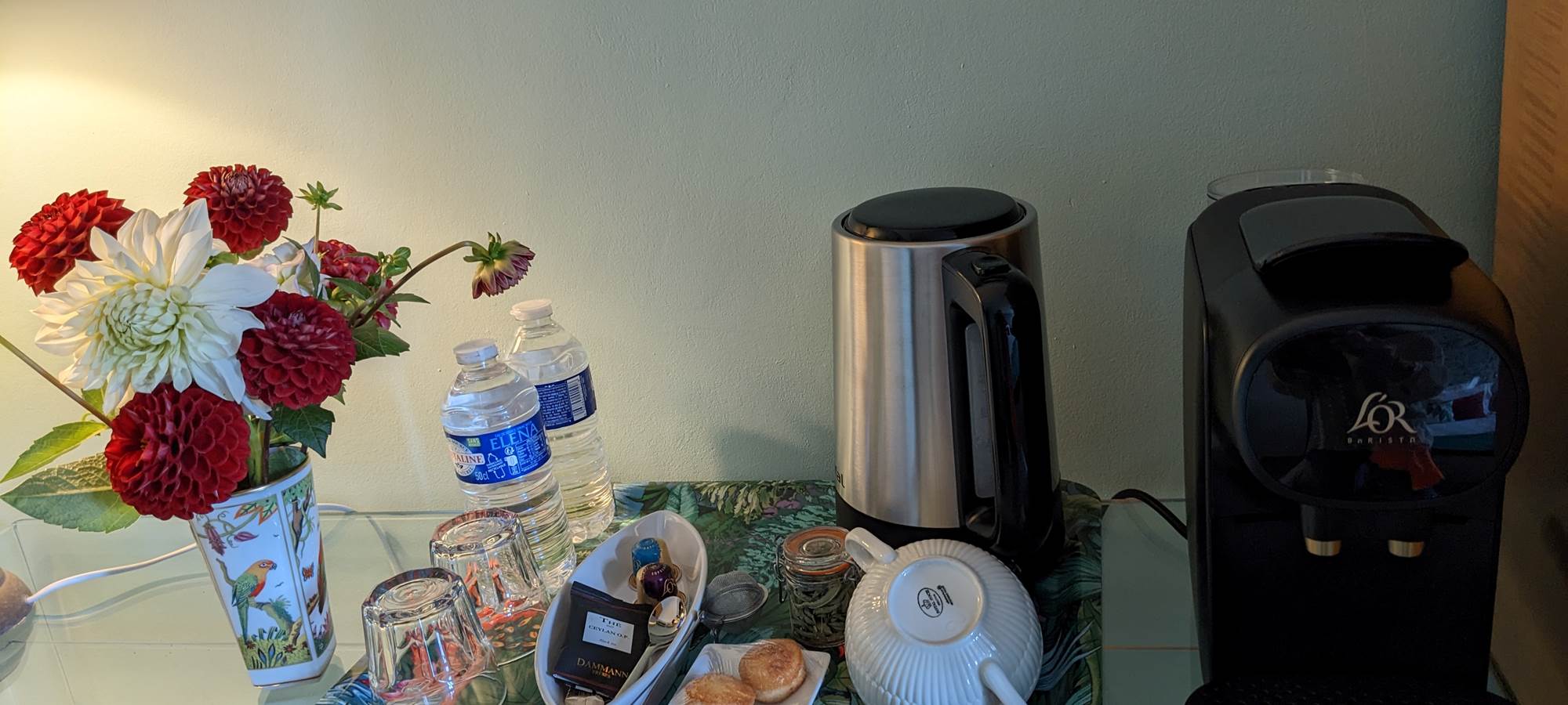 Plateau courtoisie, bouilloire et cafetière Nespresso
