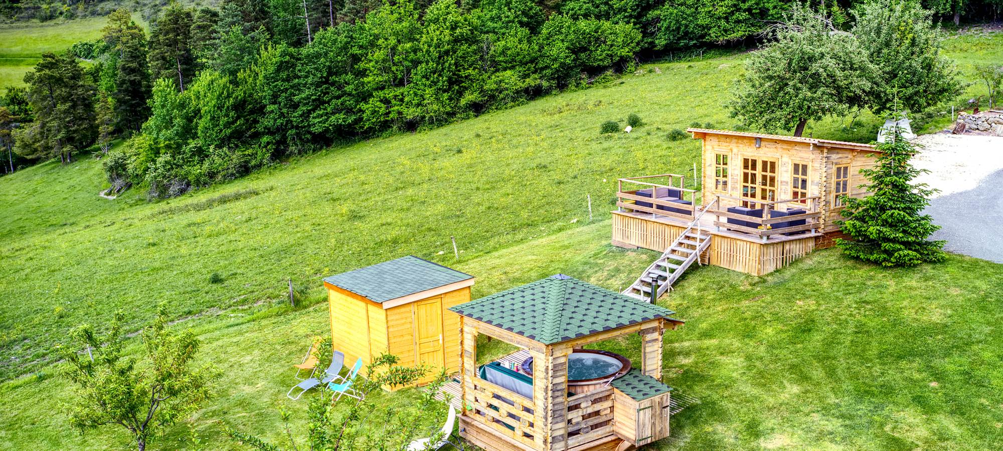 vue aérienne de l'espace balnéo - bain nordique + chalet cocooning + sauna infrarouge