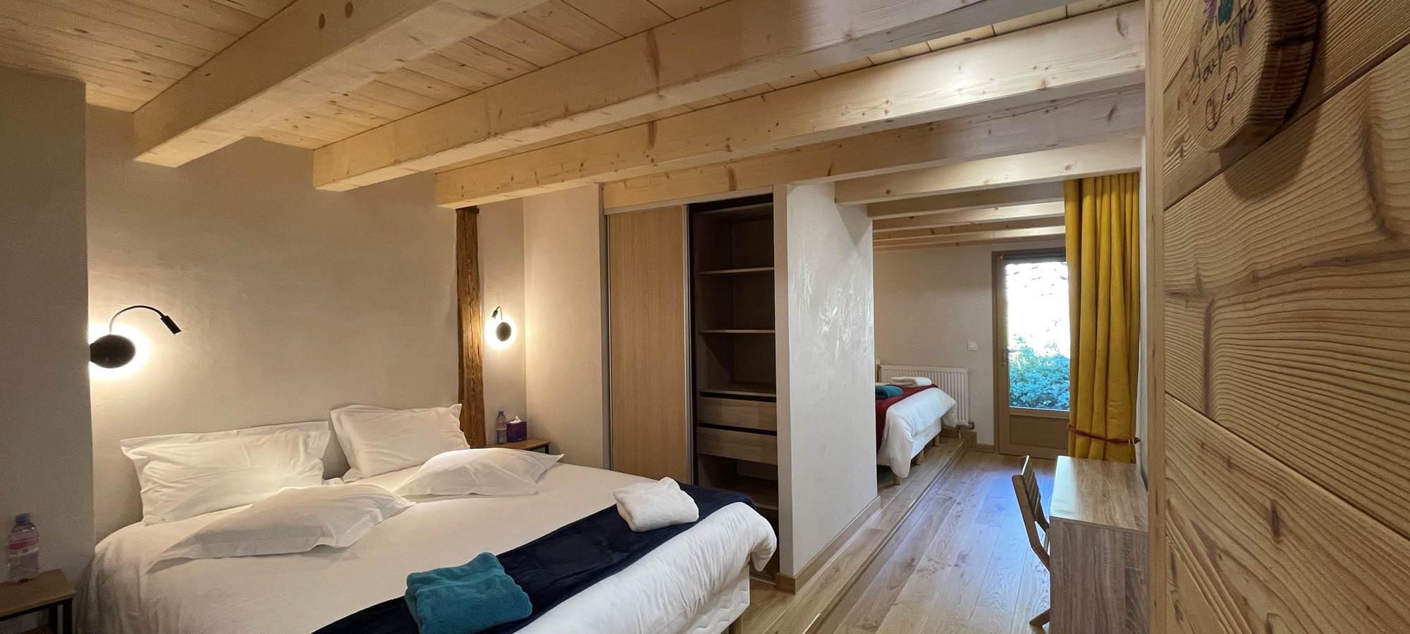 Chambre partagée Joubarbe 2 lit double bien séparé pour plus d'intimité, avec salle de bain et un accès extérieur direct au Jacuzzi.