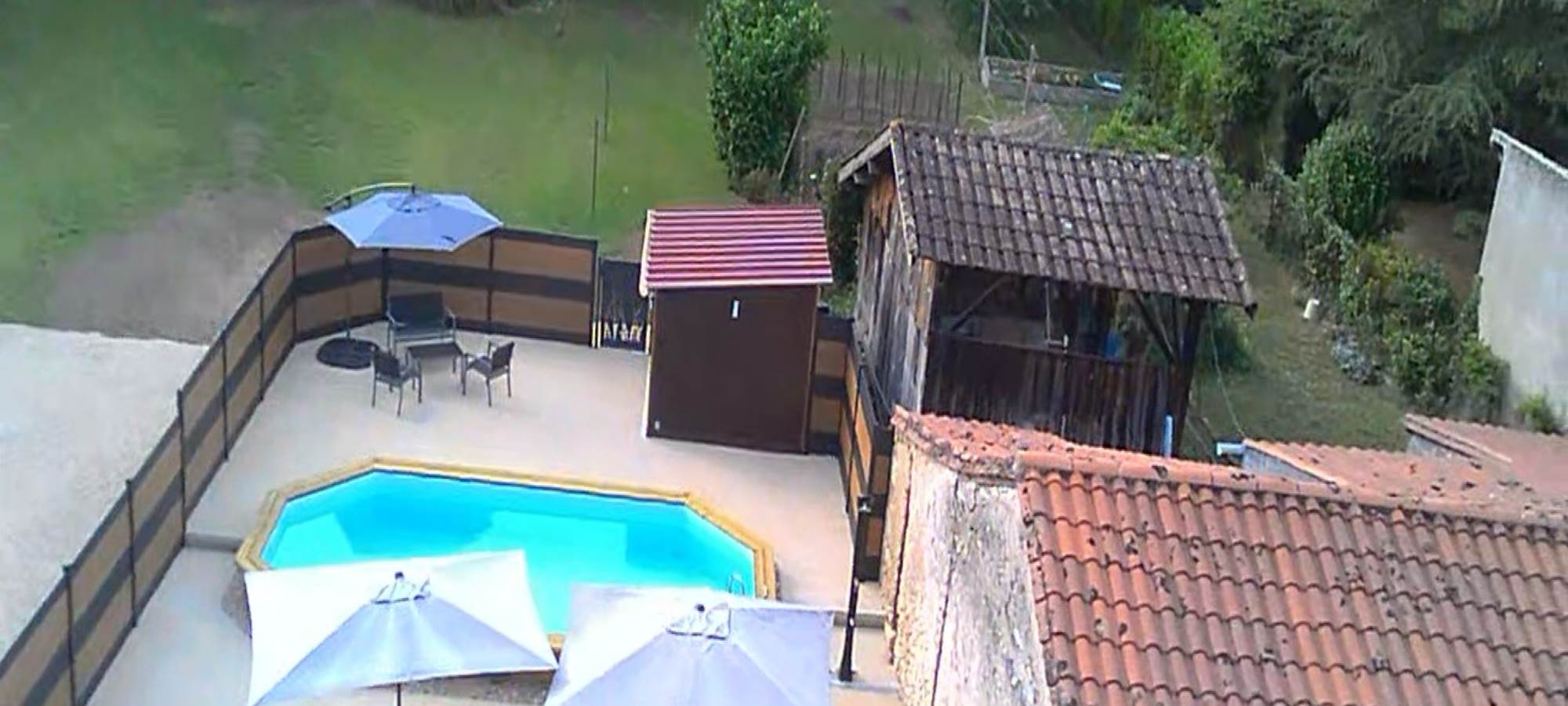 Piscine - transats - salon jardin - parasol