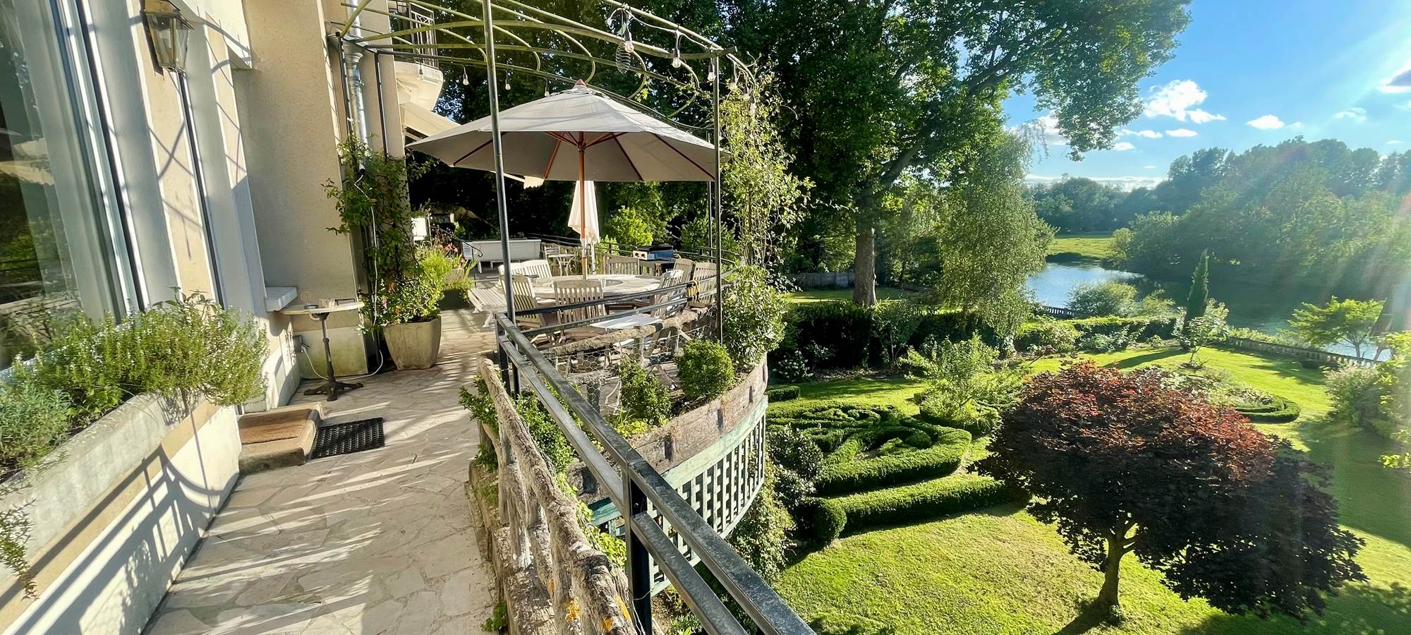 Location saisonnière Maine et Loir grande terrasse