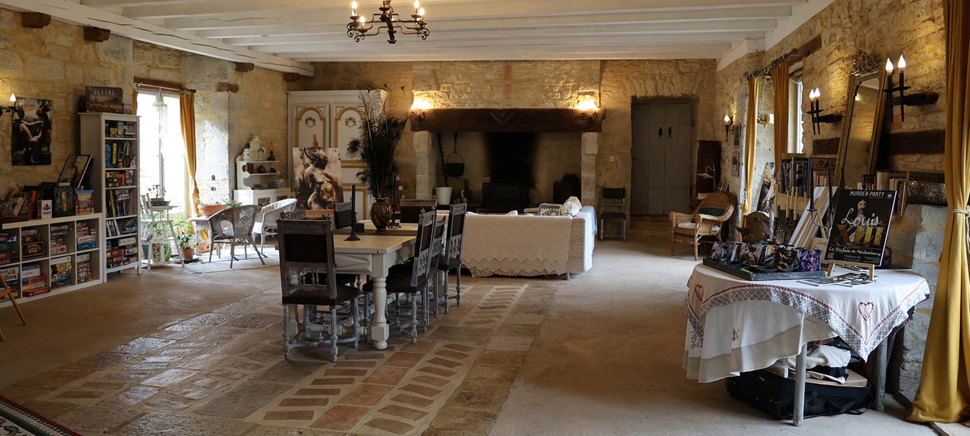 Salon de caractère au Château de Saint-Chamarand, lieu de détente pour hébergement de groupe dans le Lot