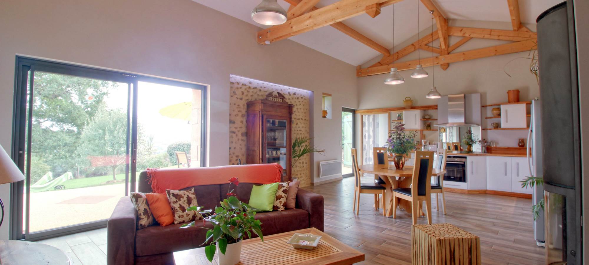 Pièce de vie avec cuisine équipée du Castelbosc à Hagedet