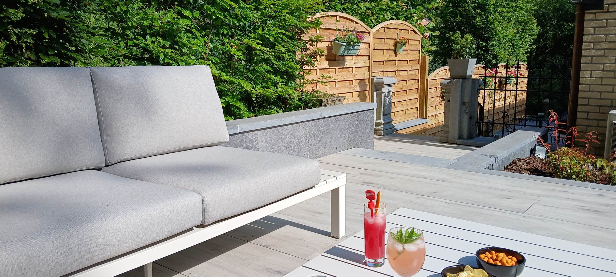 terrasse arrière, salon lounge, hébergement nature Namur