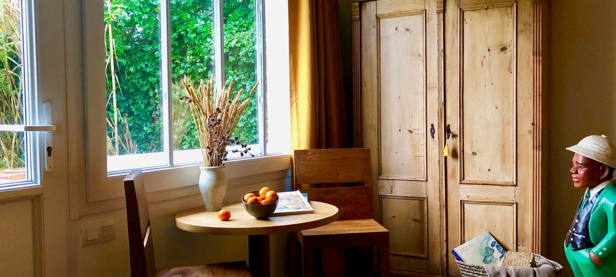 2-chambre-jaune-vue-jardin