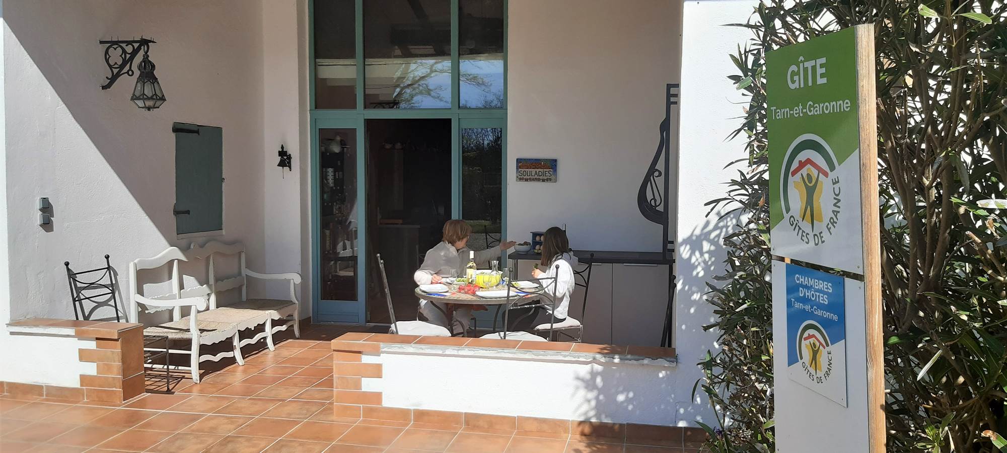 Un bon déjeuner en terrasse pour des vacances réussi