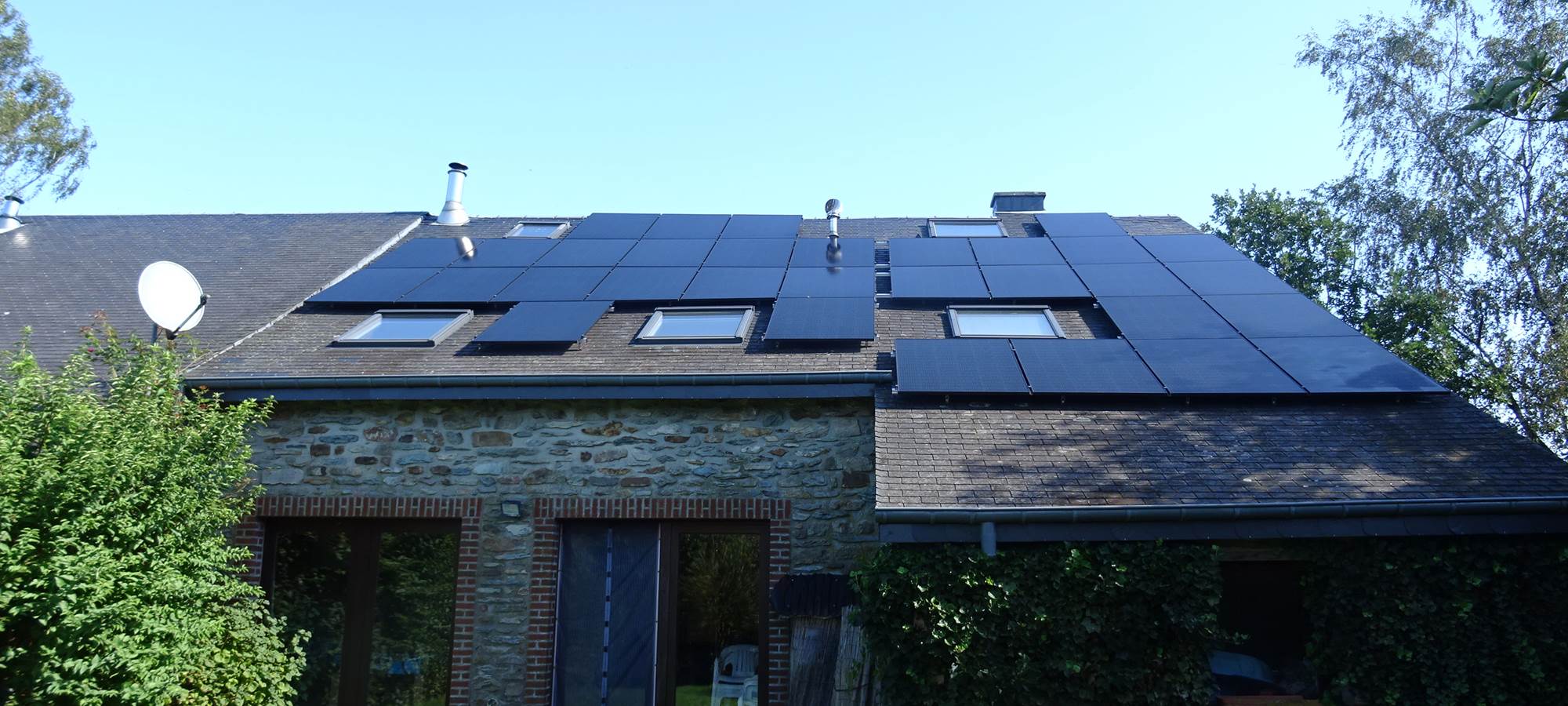 pignon arrière des gîtes avec panneaux solaires